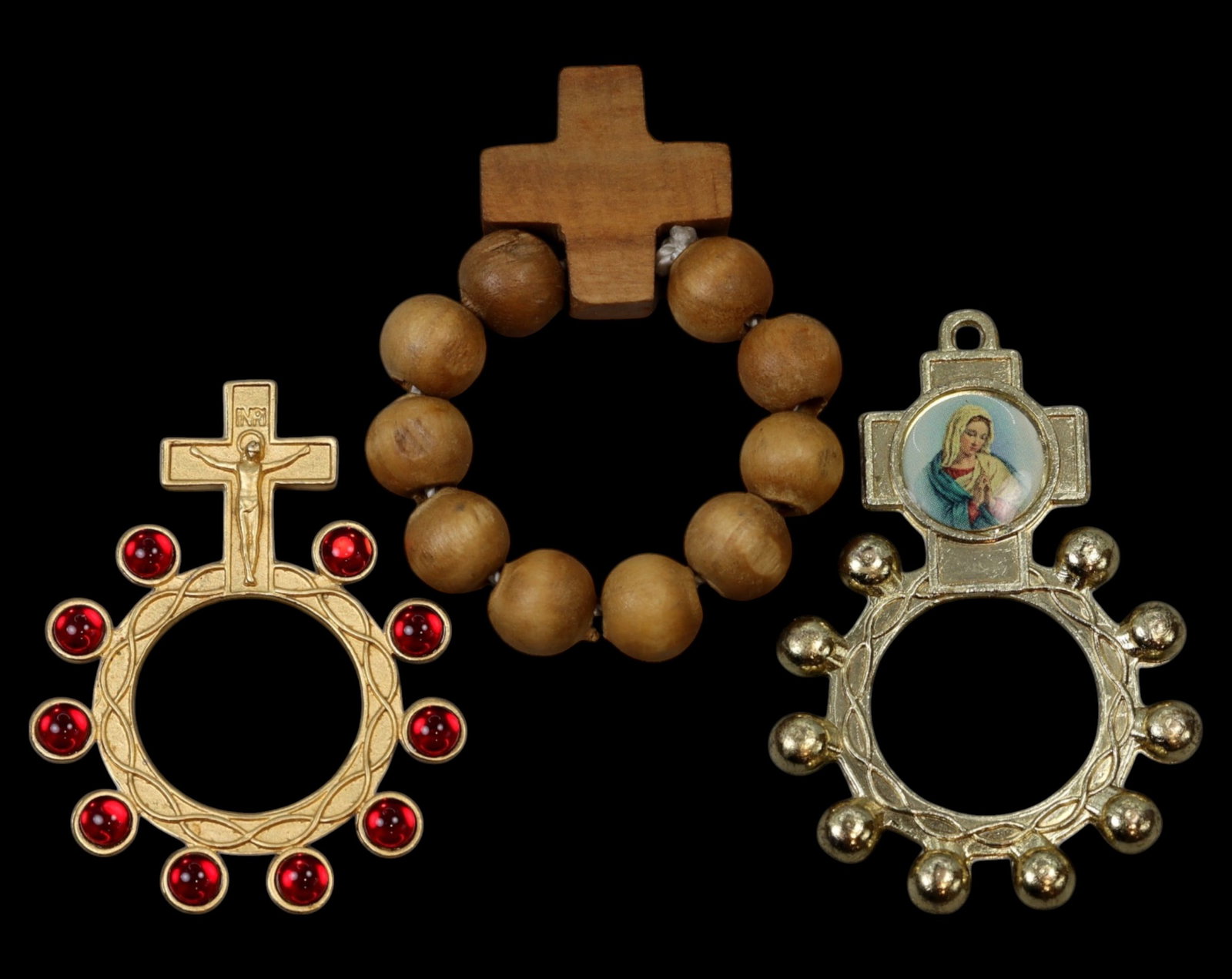VATICAN: Finger Rosary & Olive Wood Chaplet - Mixed Materials, 20th Century (Set of 3): A unique devotional set featuring two finger rosaries and an olive wood chaplet, crafted in mixed materials, with sizes ranging from 4.5 cm to 5 cm and a total weight of 22 grams. The finger rosaries,