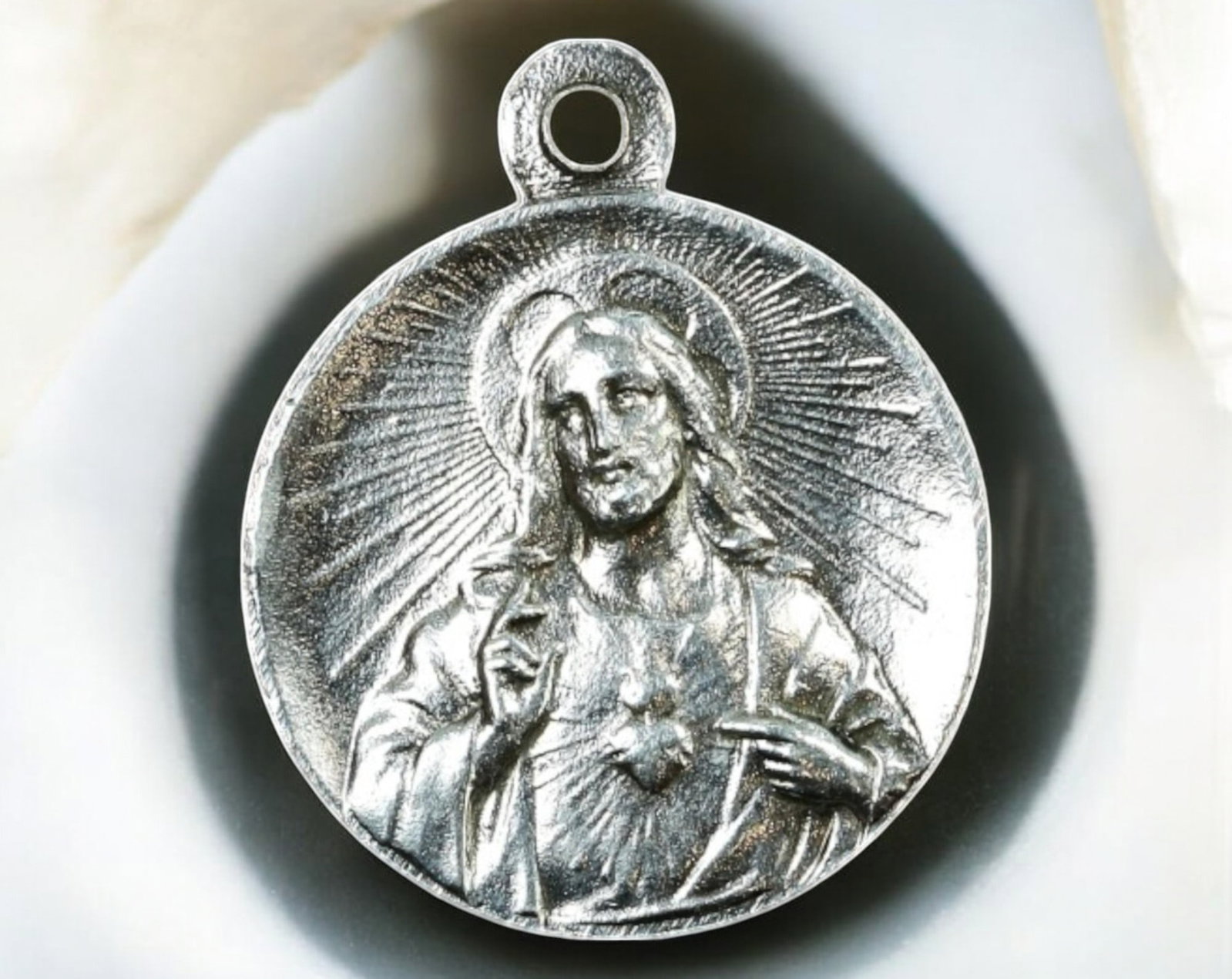 FRANCE: Sacred Heart of Jesus & Notre-Dame du Port Medal - Silver, 19th-20th Century: A finely detailed silver devotional medal, measuring approximately 1.6x1.9 cm and weighing 1.8g, featuring religious iconography central to Catholic devotion. The obverse presents a radiant depiction 