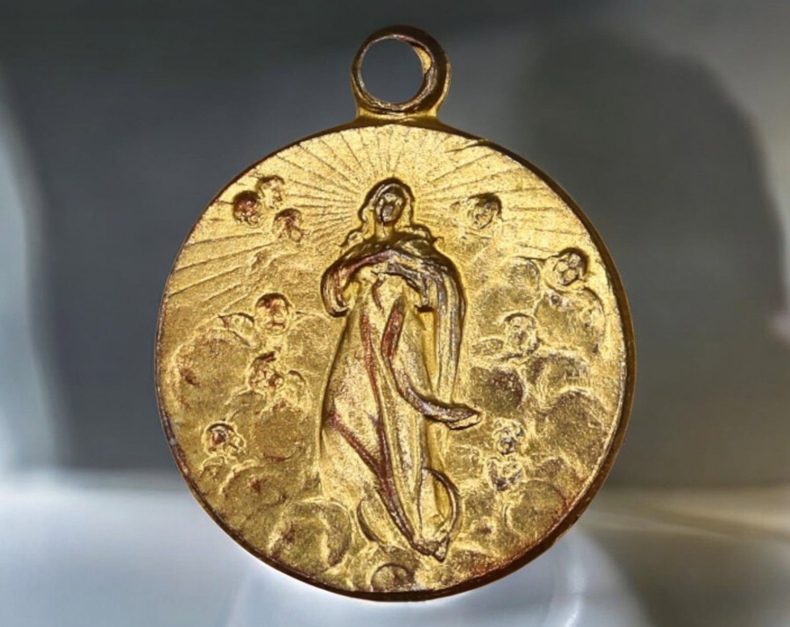 FRANCE: Assumption of the Virgin Gilded Bronze Devotional Medal - Personalized Inscription, 1920: A beautifully gilded bronze devotional medal from early 20th-century France, celebrating the Assumption of the Virgin Mary. The obverse presents an elegant depiction of the Virgin ascending to heaven,