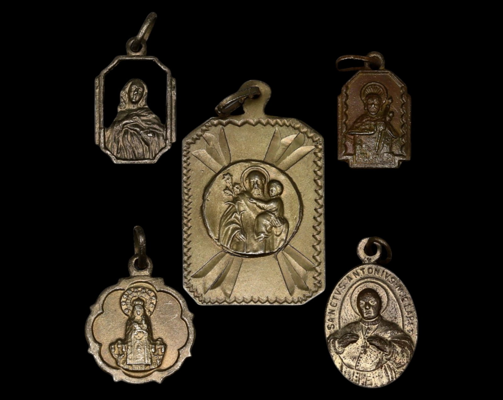 SPAIN: Set of Five Religious Medals - Marian and Saintly Depictions, 19th-20th Century: A set of five religious devotional medals, ranging from 12 to 24mm in size and weighing 6.5g, featuring finely detailed images of the Virgin Mary, Saint Anthony, and Catholic devotional themes. The se