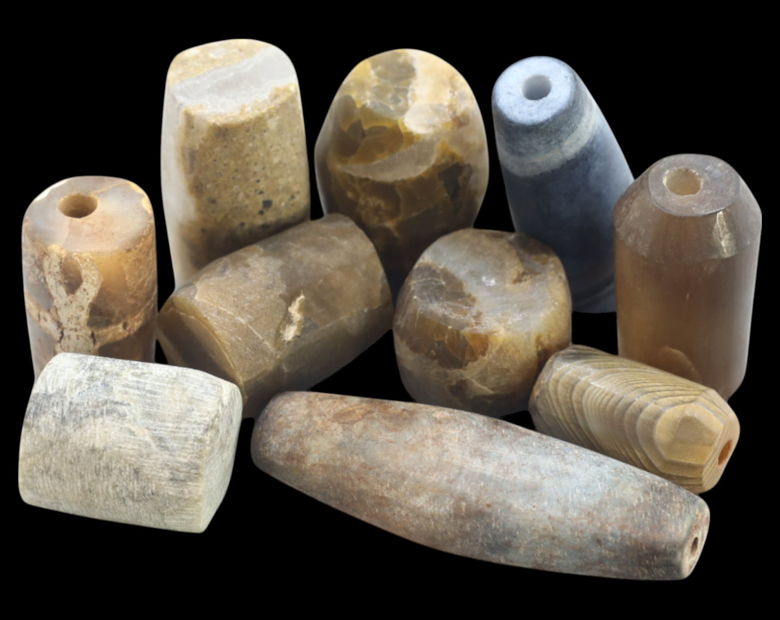 MEDITERRANEAN/ASIA: Antique Agate Beads - 24g, 1-3cm, 18th-19th Century: A distinguished collection of antique agate beads, totaling 24 grams and measuring between 1 to 3 cm in size. These finely shaped beads display a stunning variety of natural banding and earthy hues, i