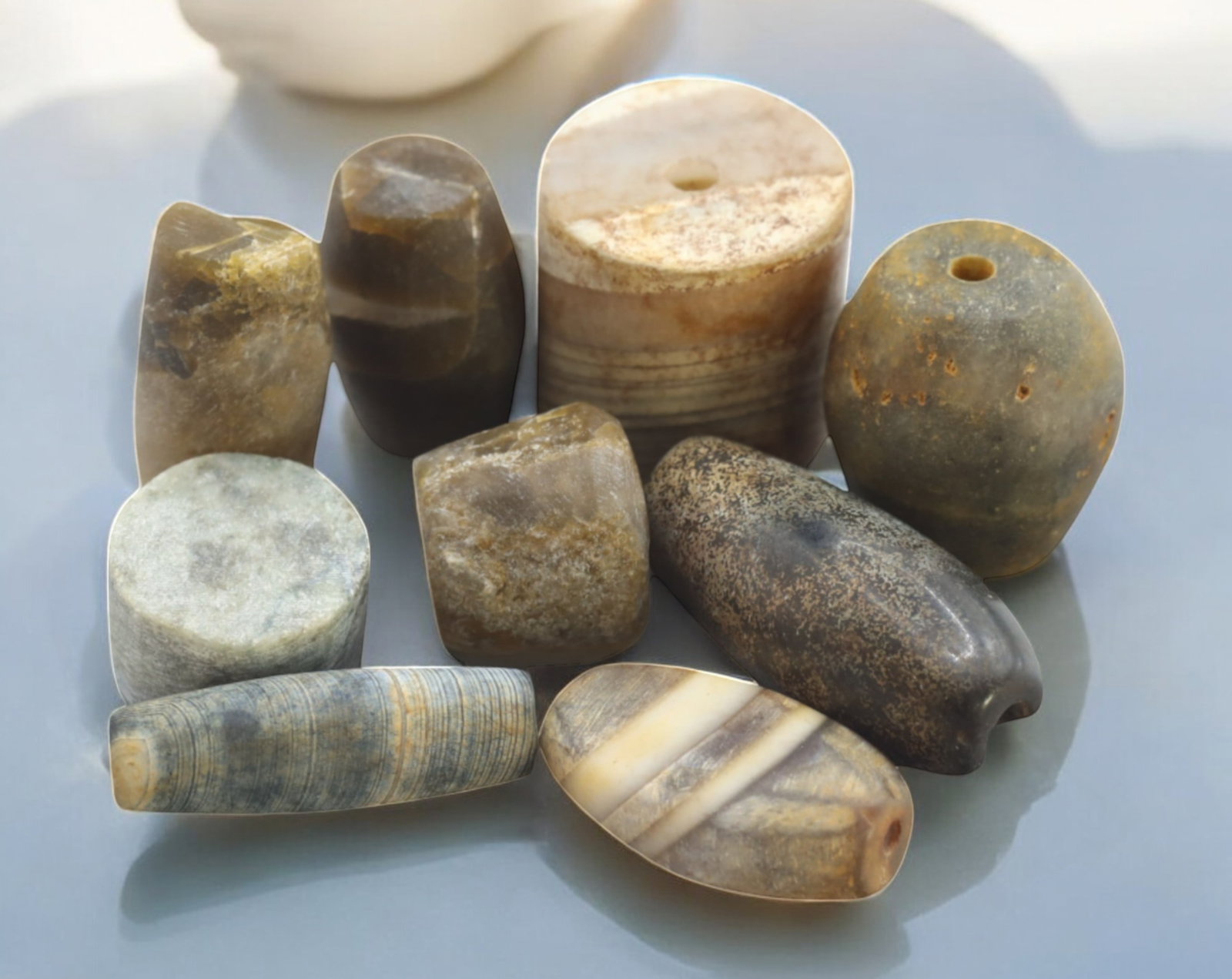 MEDITERRANEAN/ASIA: Antique Agate Beads - 25g, 1-2cm, 18th-19th Century: A distinguished collection of antique agate beads, totaling 25 grams and measuring between 1 to 2 cm in size. These finely shaped beads display a stunning variety of natural banding and earthy hues, i