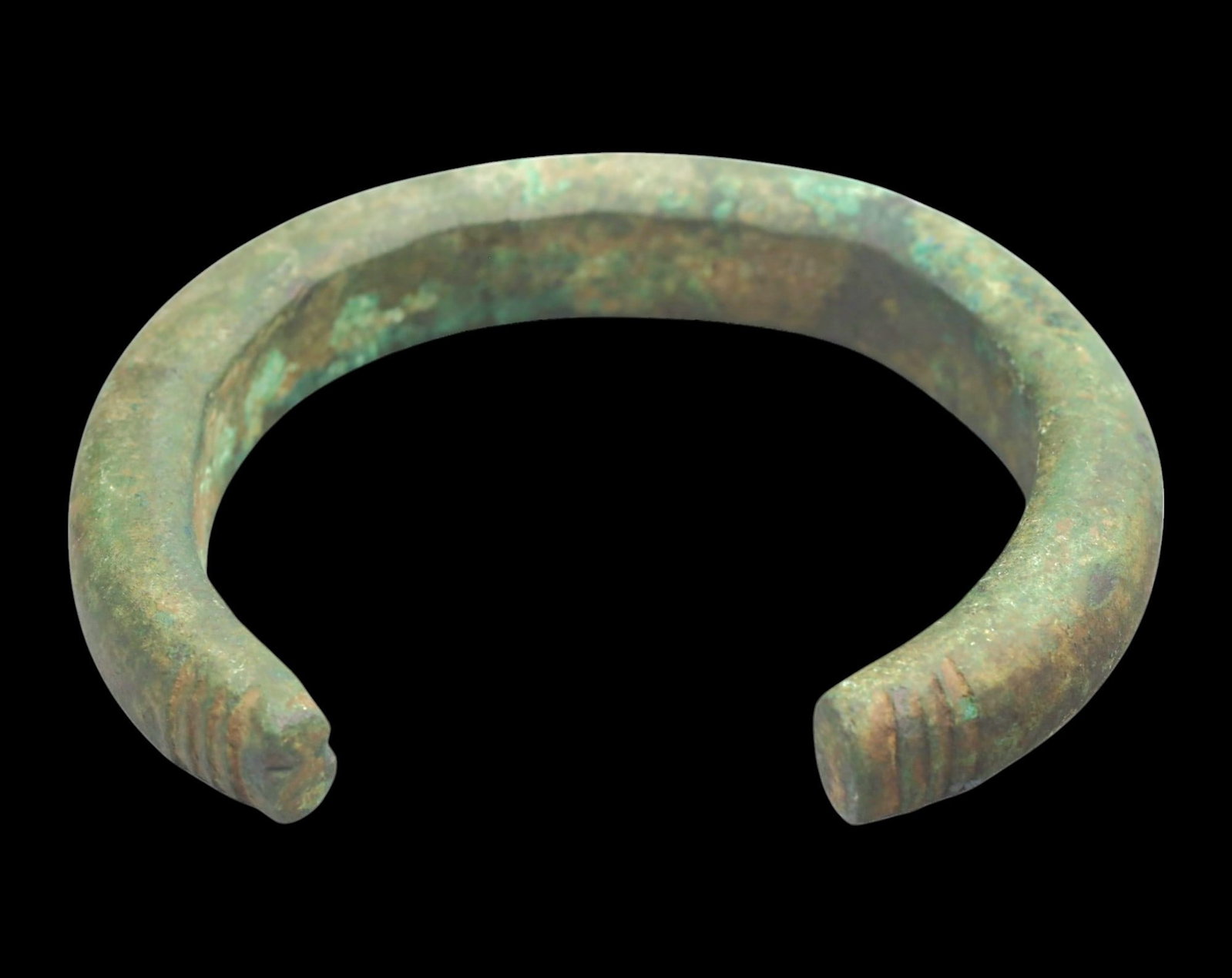WEST AFRICA: Large Bronze Currency Bracelet - 1.5x10cm, 297g: A substantial bronze currency bracelet from West Africa, measuring 1.5x10cm and weighing 297g. This solidly cast piece exhibits a well-aged patina with a robust, rounded form and slightly squared-off 