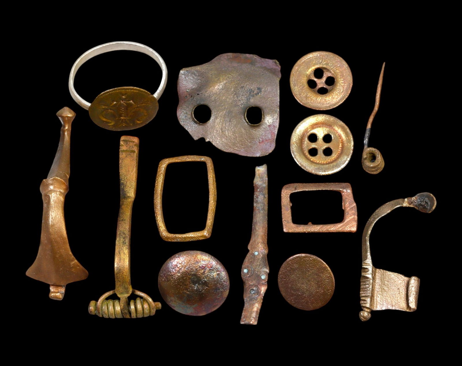 MEDIEVAL & POST-MEDIEVAL: Assorted Bronze & Brass Artifacts - Buttons, Buckles, and Decorative Items: A fascinating collection of historical bronze and brass artifacts, ranging from 1.5 cm to 5 cm in size, with a total weight of 39 grams. This lot includes a mix of functional and decorative objects, s