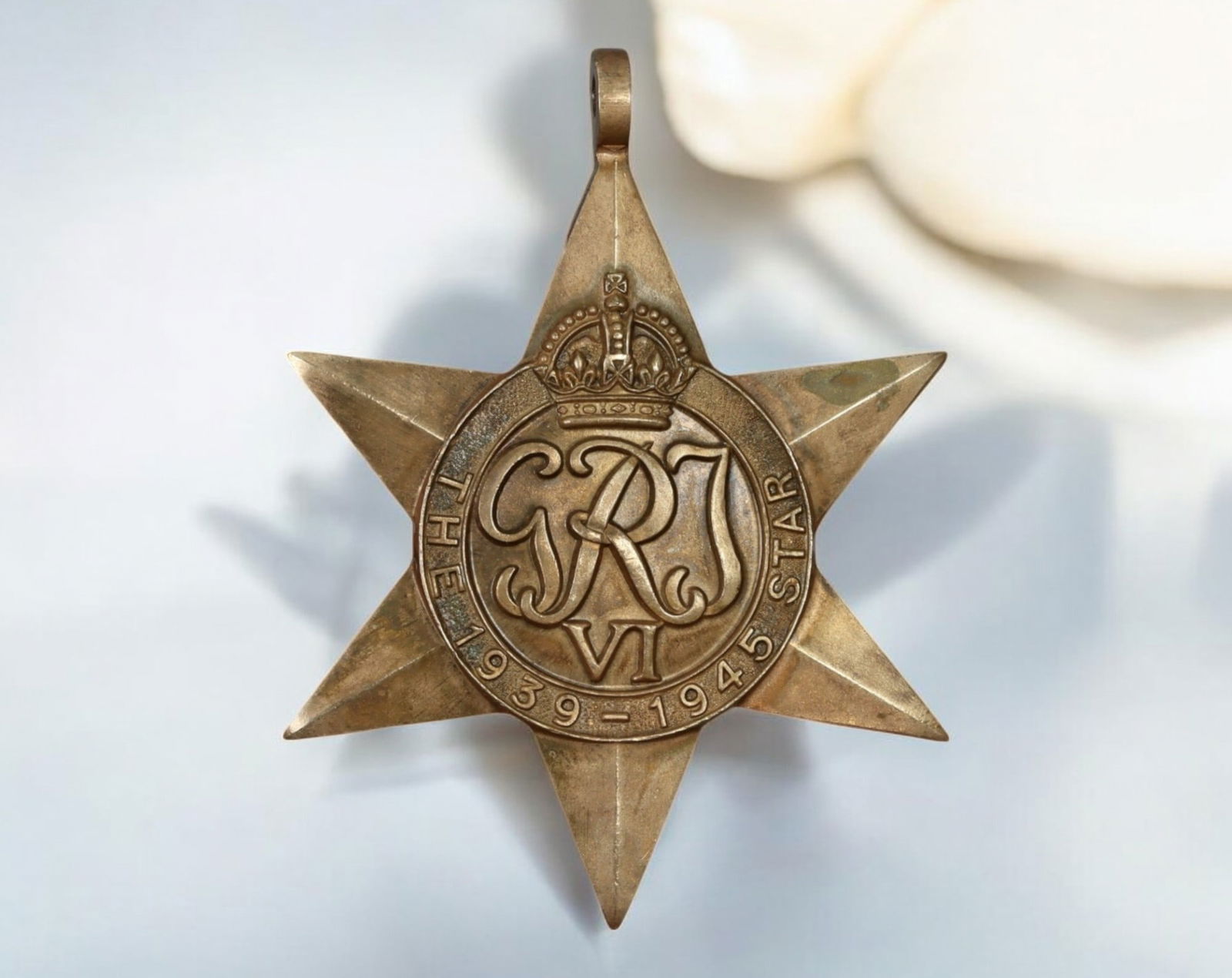 UNITED KINGDOM: The 1939-1945 Star - Bronze WWII Campaign Medal, 3.7x4.9cm, 17.5g (1 of 2)