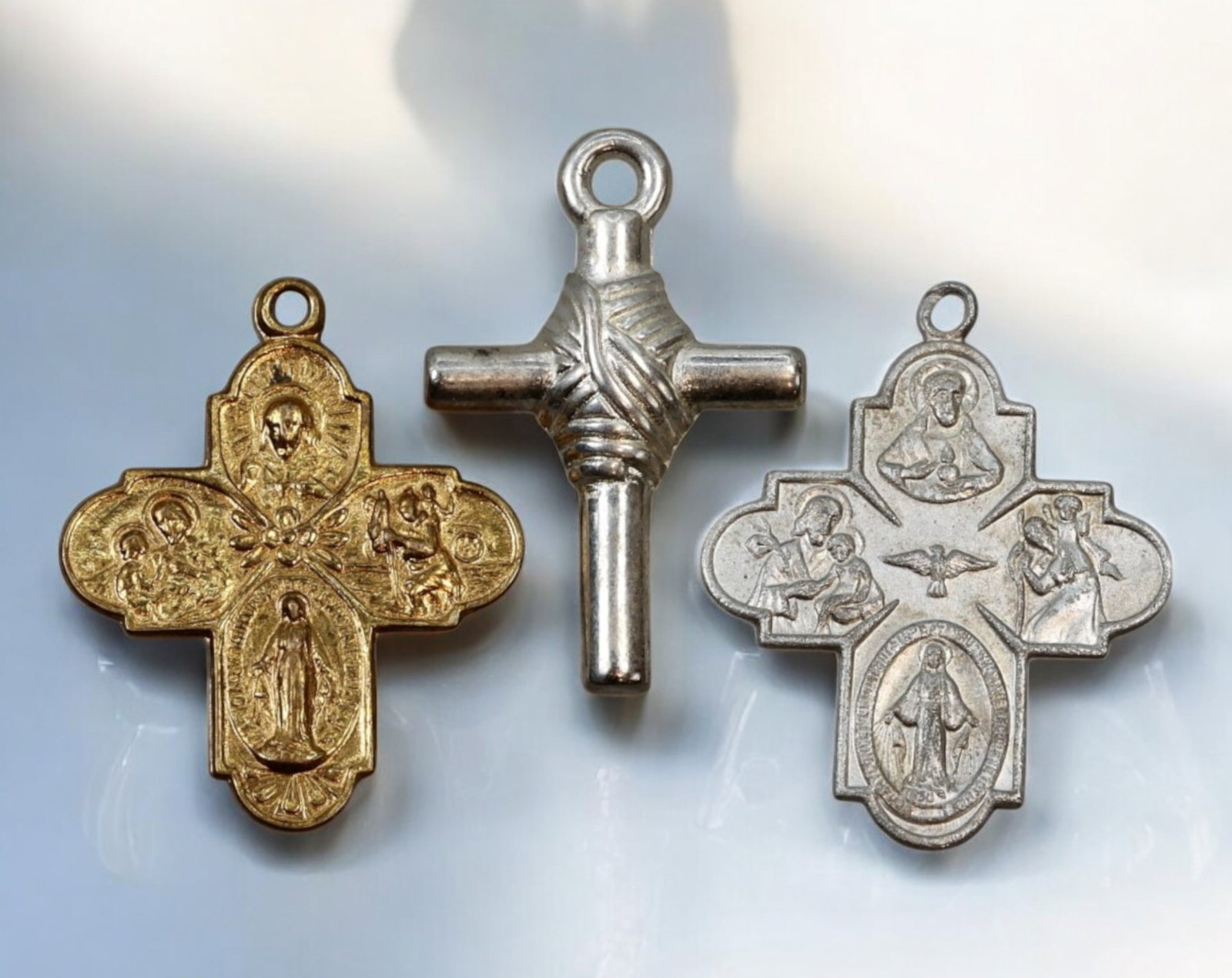 VATICAN/JAPAN: Catholic Religious Medals & Crucifixes - Mixed Metals, 20th Century: A compelling trio of religious devotional medals and crucifixes, crafted in mixed metals, averaging 2.7 cm in size with a total weight of approximately 4 grams. This set includes intricately detailed 