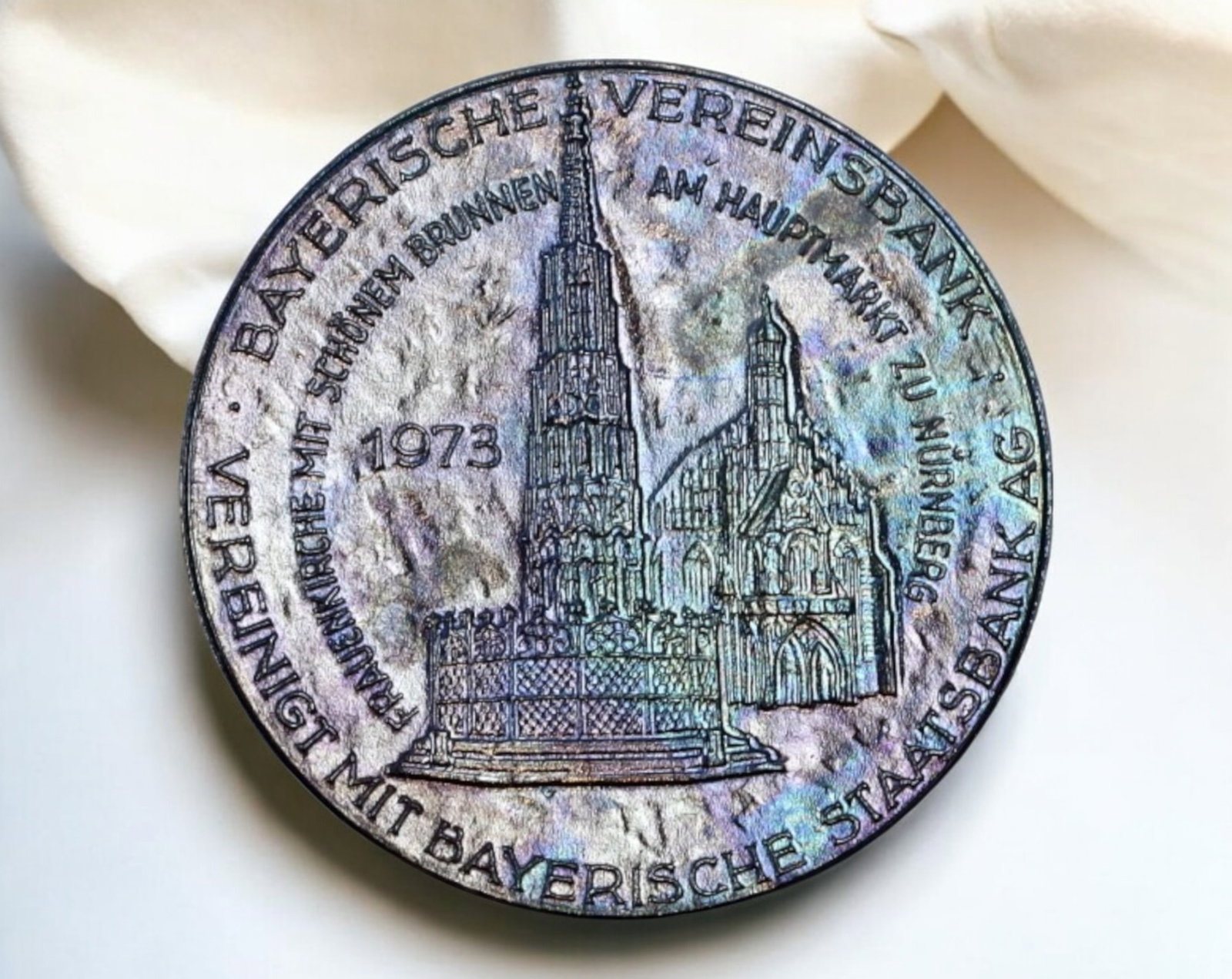 GERMANY: Nurnberg Silver Medal Coin - Bayerische Vereinsbank & Bayerische Staatsbank Merger, 1973: A finely detailed Silver Medal Coin issued in 1973, commemorating the merger of Bayerische Vereinsbank and Bayerische Staatsbank. Measuring 22mm in diameter and weighing 4.5g, this piece showcases Nur