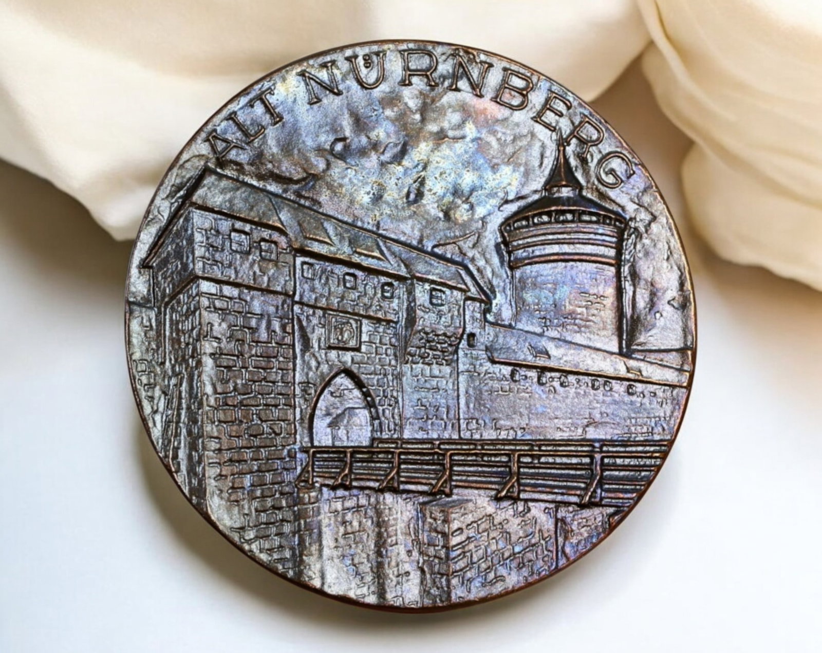 GERMANY: Nurnberg Silver Medal Coin - Bayerische Vereinsbank & Bayerische Staatsbank Merger, 1971: A finely struck Silver Medal Coin issued in 1971, commemorating the merger of Bayerische Vereinsbank and Bayerische Staatsbank. Measuring 33mm in diameter and weighing 14.6g, this piece highlights Nur