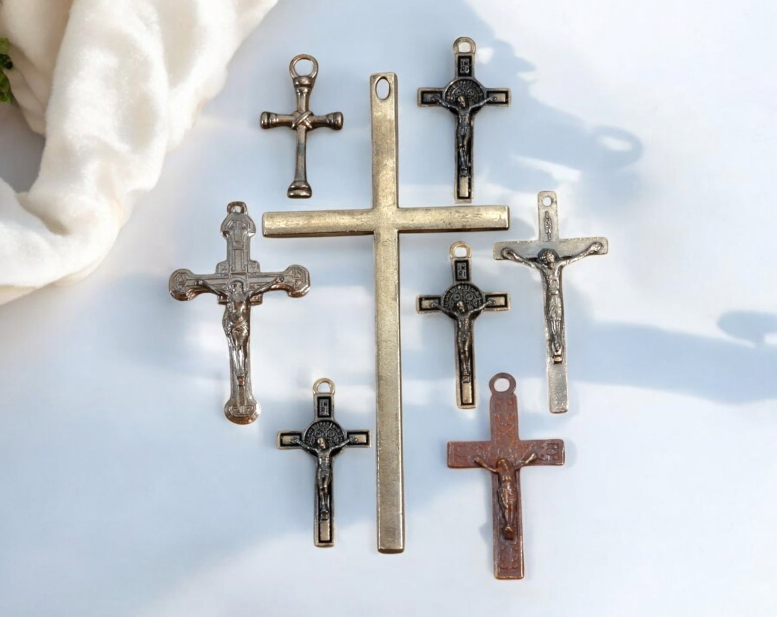 EUROPE: Antique Metal Crucifix Pendants - 8pcs, 12g, 2-6.5cm, 19th-20th Century: A unique collection of antique crucifix pendants, totaling 8 pieces with a combined weight of 12 grams, measuring between 2 to 6.5 cm. Crafted from metal alloys, these crucifixes showcase a variety of