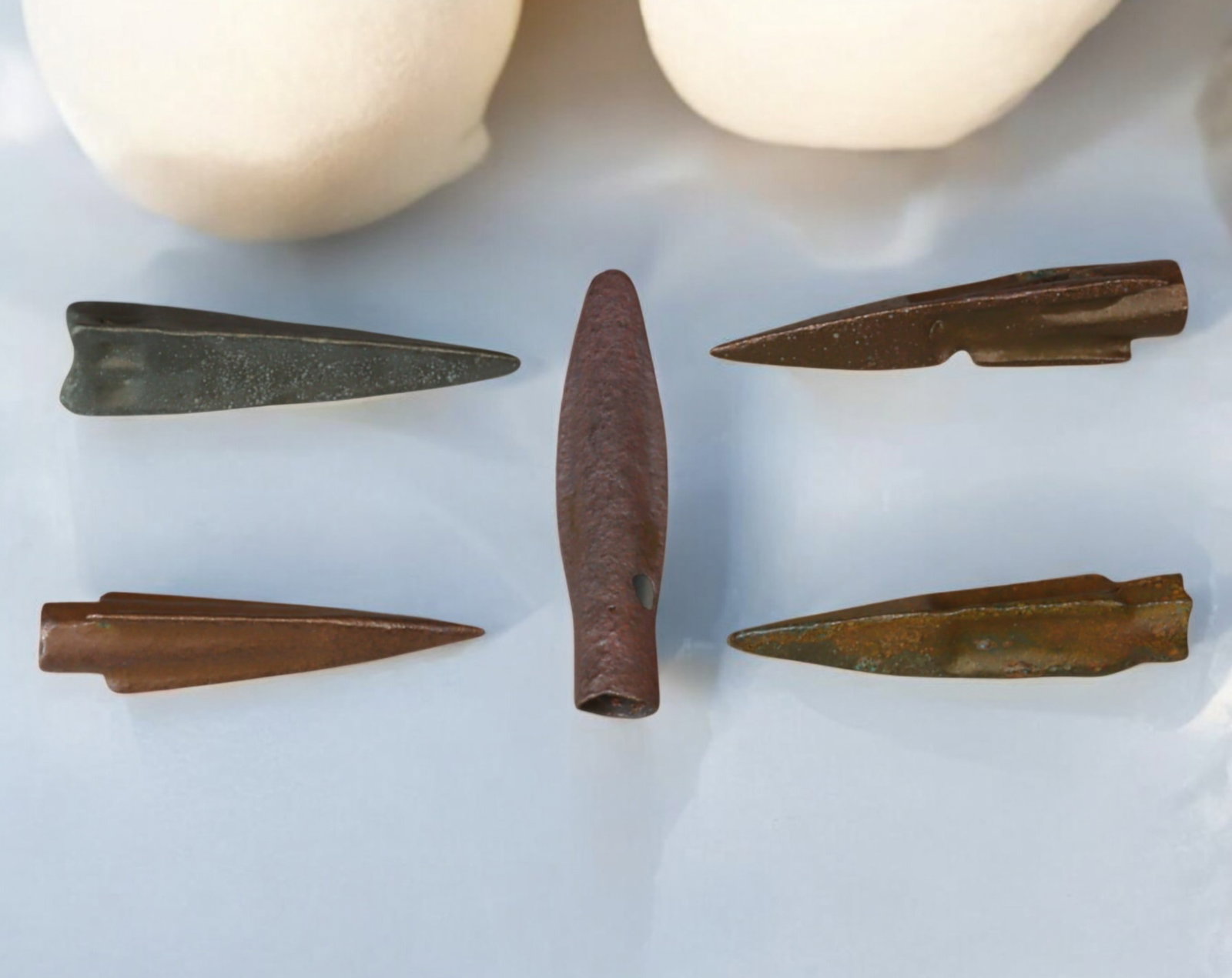 ANCIENT STEPPE: Scythian-Sarmatian Bronze Arrowheads - Socketed War Projectiles, 7th-3rd Century BCE: A well-preserved set of ancient Scythian - Sarmatian bronze arrowheads from the nomadic warrior cultures of the Eurasian steppe, dating to the 7th-3rd century BCE. These expertly cast socketed arrowhe