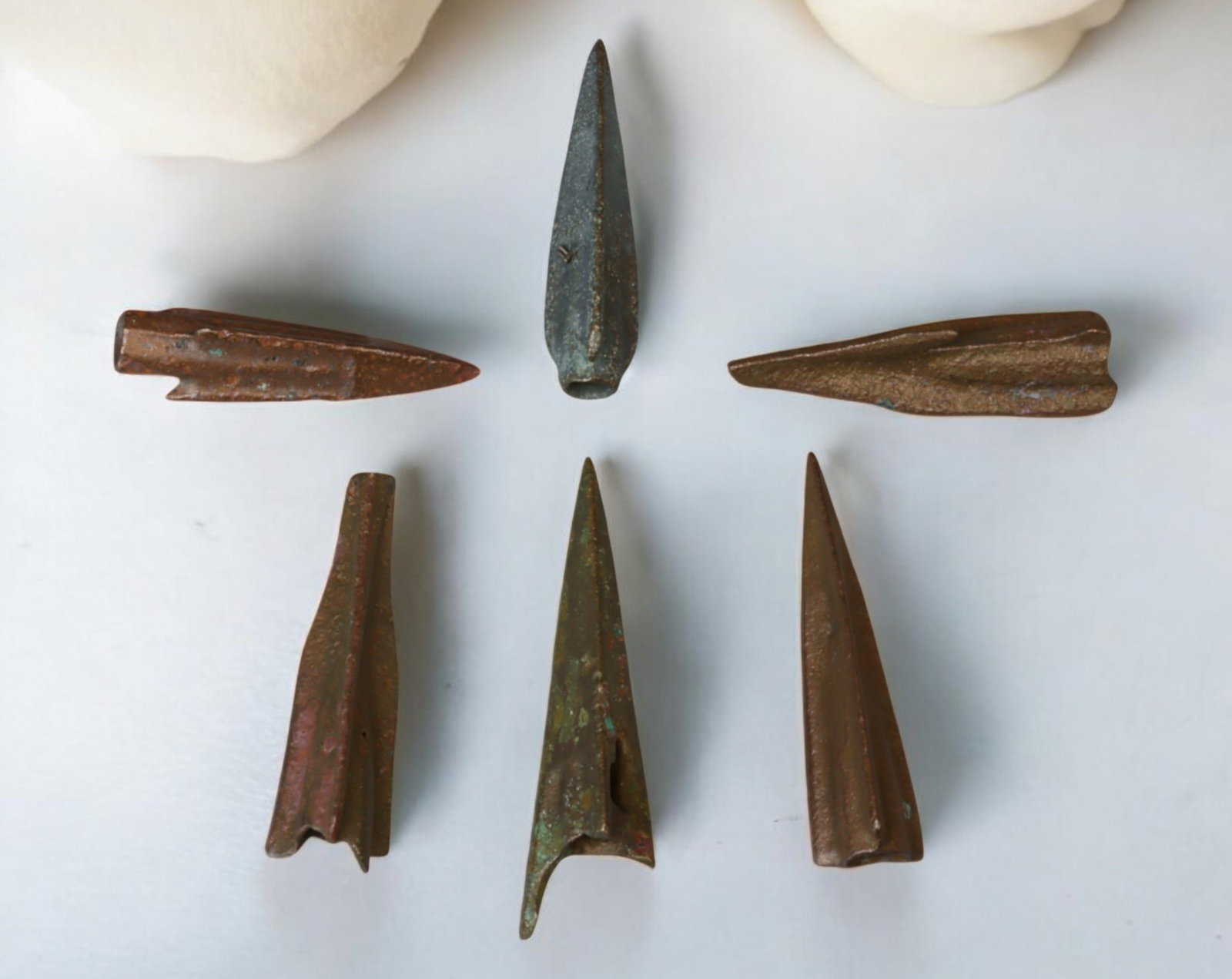 ANCIENT STEPPE: Scythian-Sarmatian Bronze Arrowheads - Socketed War Projectiles, 7th-3rd Century BCE: A well-preserved set of ancient Scythian - Sarmatian bronze arrowheads from the nomadic warrior cultures of the Eurasian steppe, dating to the 7th-3rd century BCE. These expertly cast socketed arrowhe