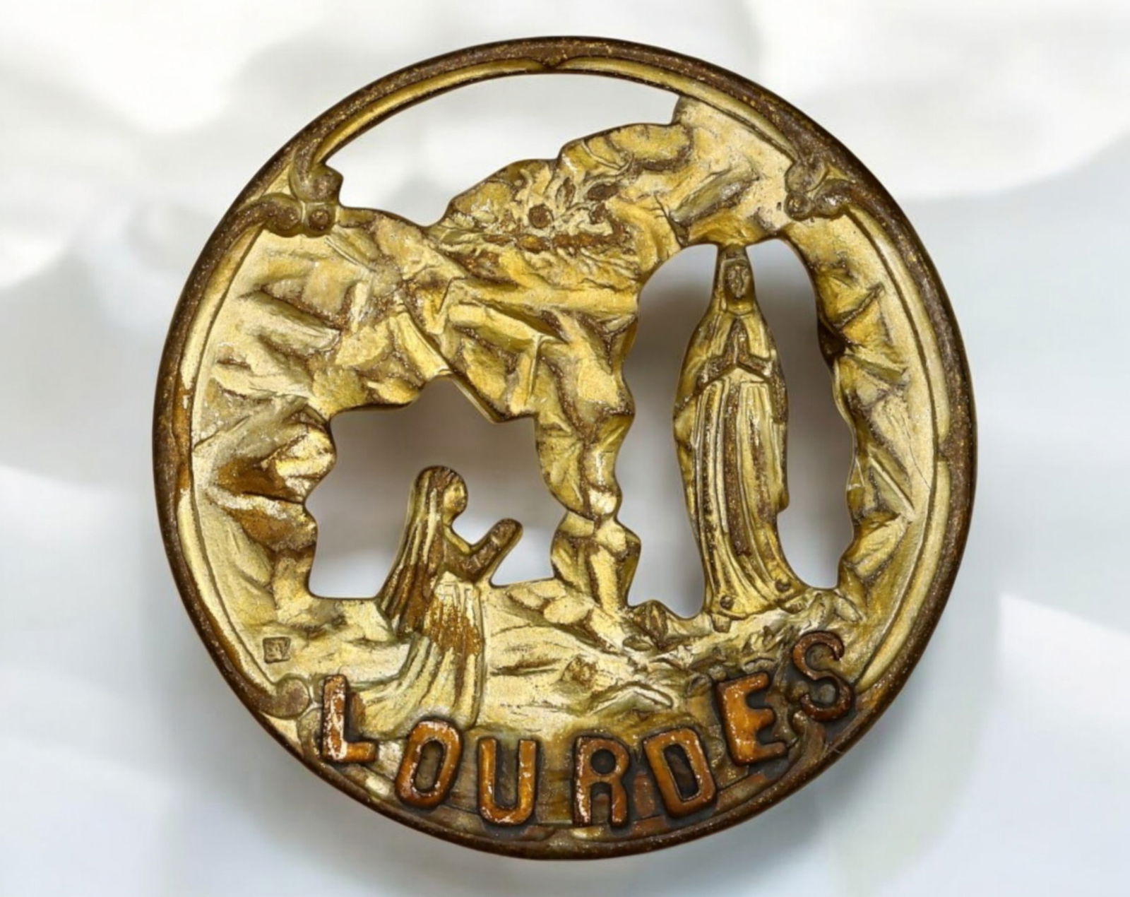 FRANCE: Lourdes Grotto Gilt Pin Brooch - Marian Apparition, 3cm, 4.7g (1 of 3)