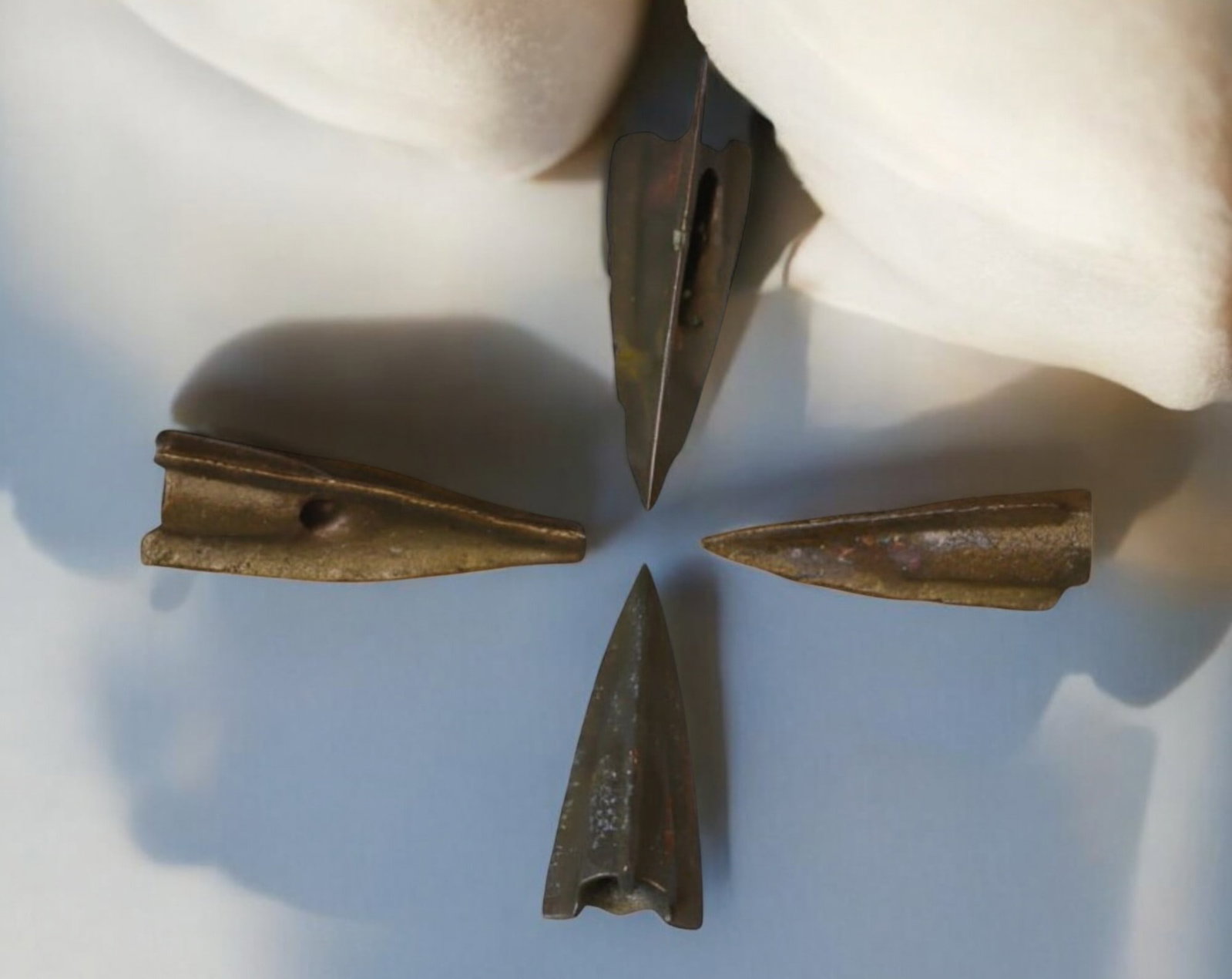 ANCIENT STEPPE: Scythian-Sarmatian Bronze Arrowheads - Socketed War Projectiles, 7th-3rd Century BCE: A well-preserved set of ancient Scythian - Sarmatian bronze arrowheads from the nomadic warrior cultures of the Eurasian steppe, dating to the 7th-3rd century BCE. These expertly cast socketed arrowhe