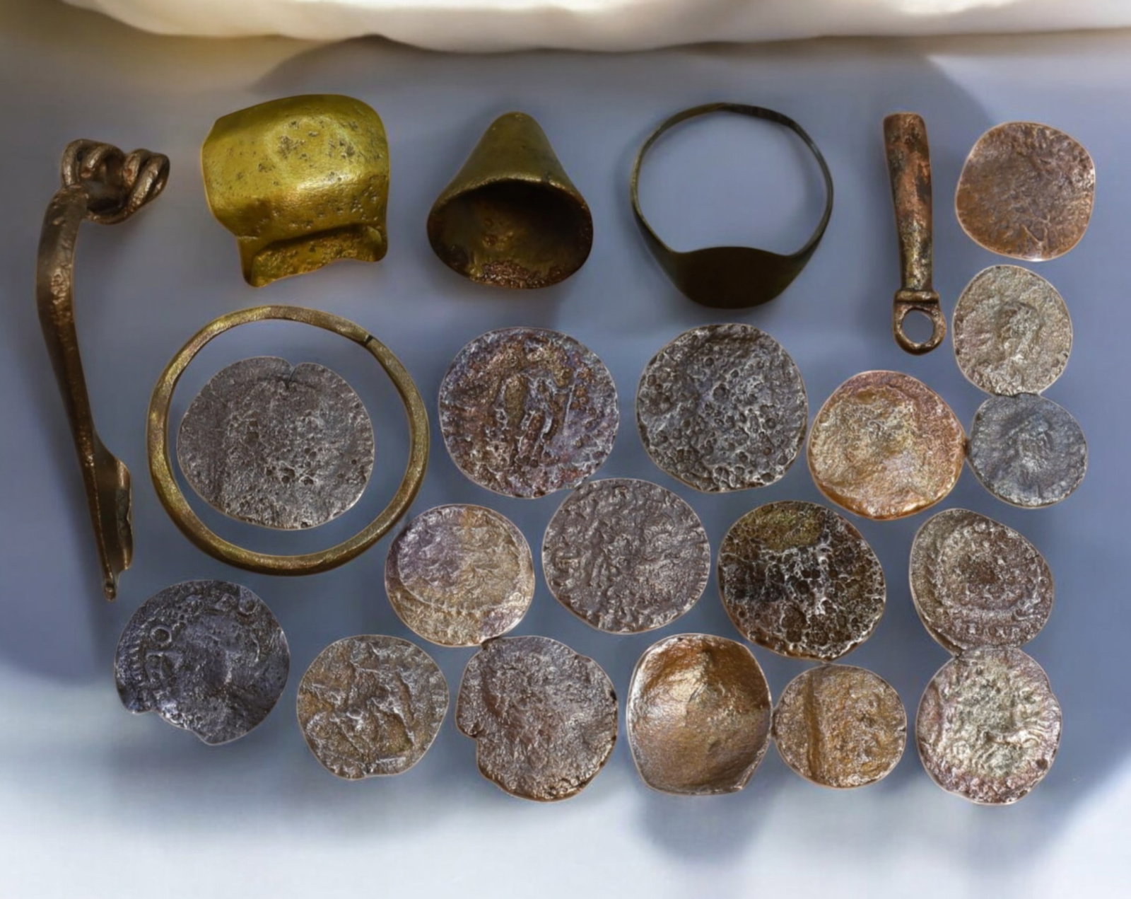 ANCIENT & MEDIEVAL: Mixed Bronze Relics & Coins - 23 Pieces, Various Periods: An extensive collection of 23 bronze artifacts, ranging from 1.2 to 4.7 cm in size and weighing a total of 40g. This lot includes a diverse selection of ancient and medieval coins, along with various 