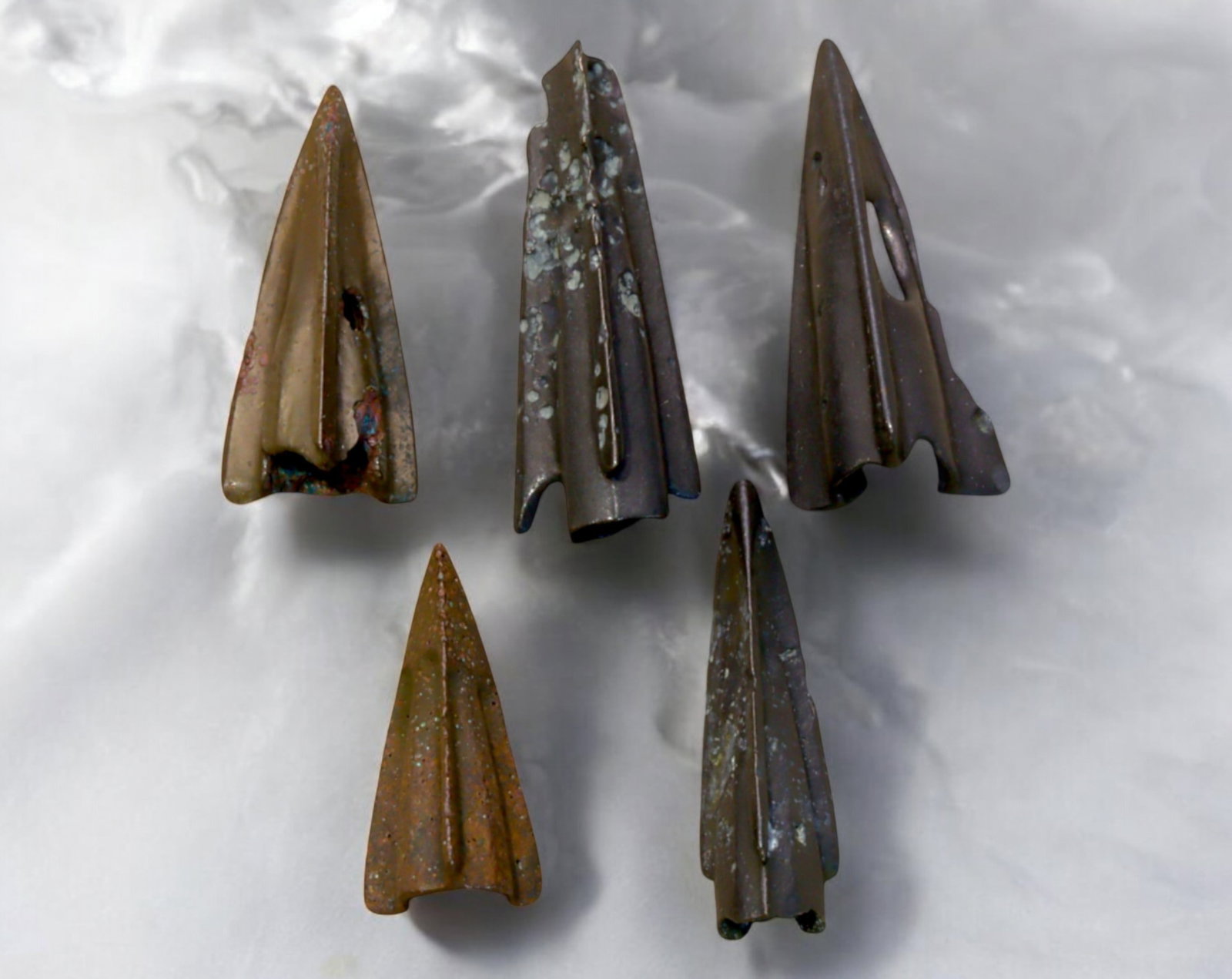 ANCIENT STEPPE: Scythian-Sarmatian Bronze Arrowheads - Socketed War Projectiles, 7th-3rd Century BCE: A well-preserved set of ancient Scythian - Sarmatian bronze arrowheads from the nomadic warrior cultures of the Eurasian steppe, dating to the 7th-3rd century BCE. These expertly cast socketed arrowhe