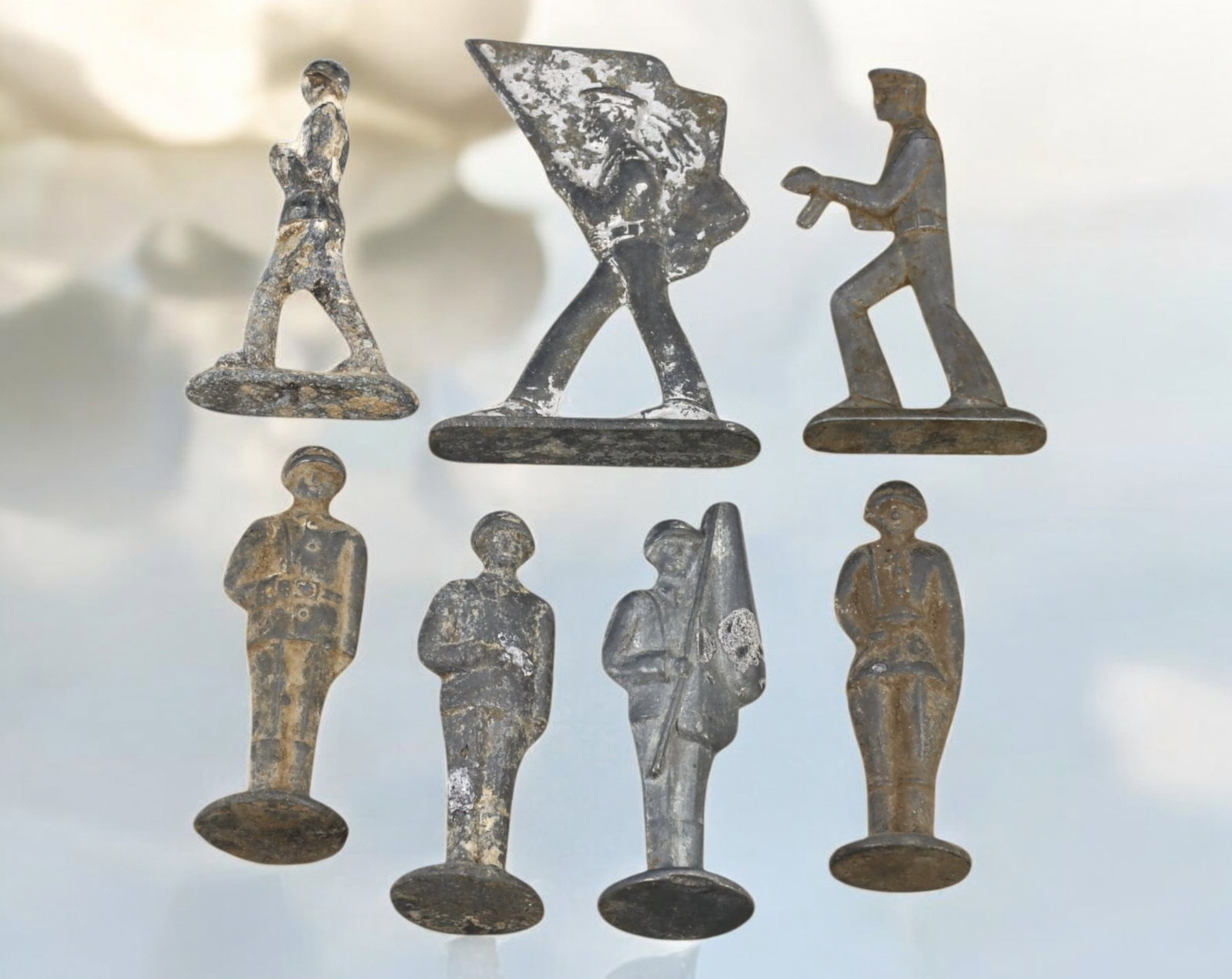 ANTIQUE: Lead Toy Soldiers & Military Figures - 7-Piece Lot, 147g, 6cm, Early 20th Century: A fascinating set of seven antique lead toy soldiers and military figures, each measuring approximately 6cm in height with a combined weight of 147g. These figures, likely produced in the early 20th c