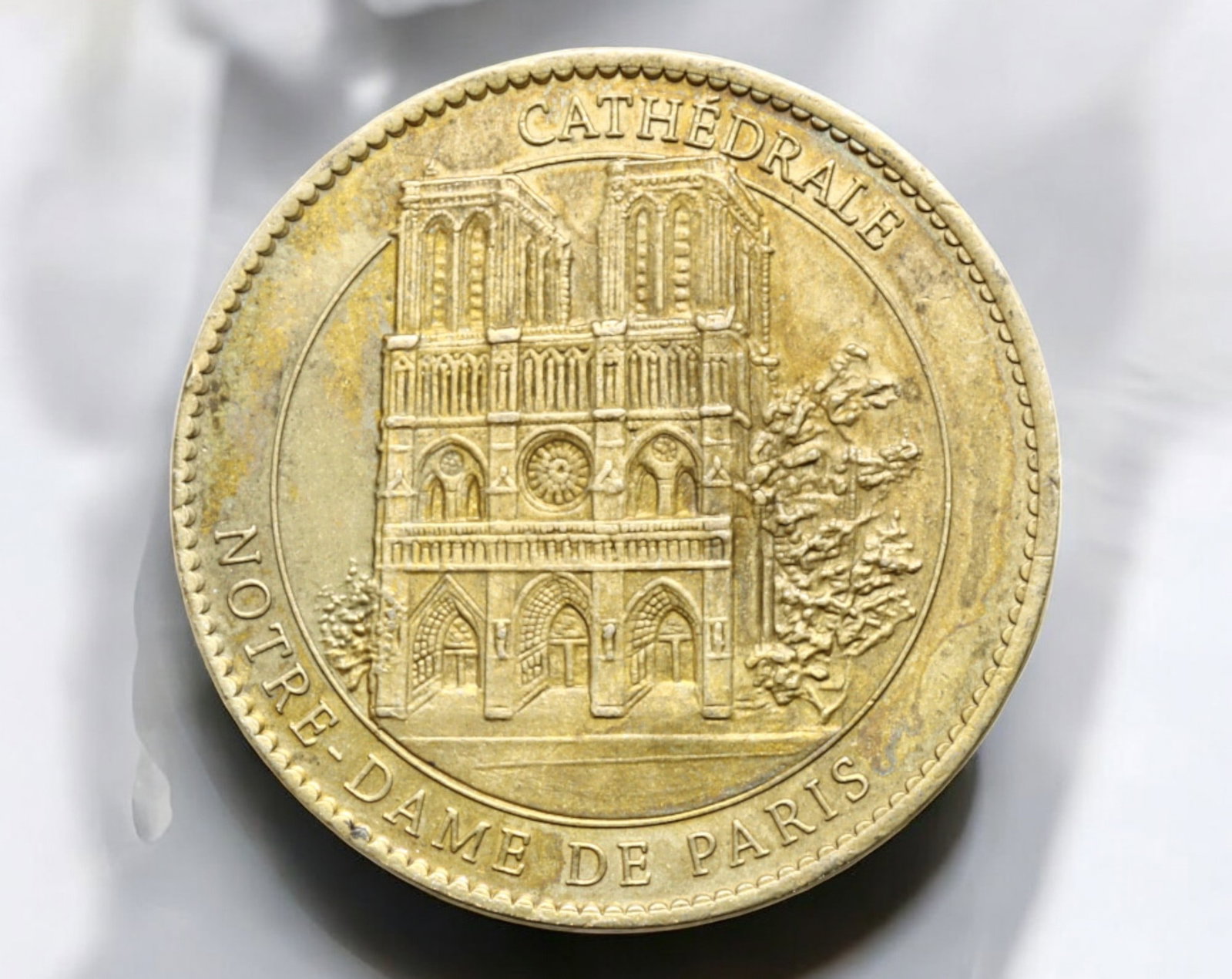 FRANCE: Notre-Dame de Paris Cathedral Medal - Brass, 2000s: A beautifully crafted Notre-Dame de Paris cathedral commemorative medal, struck in a brass-like alloy, measuring 34mm in diameter and weighing 15g. The obverse presents a finely detailed relief of the