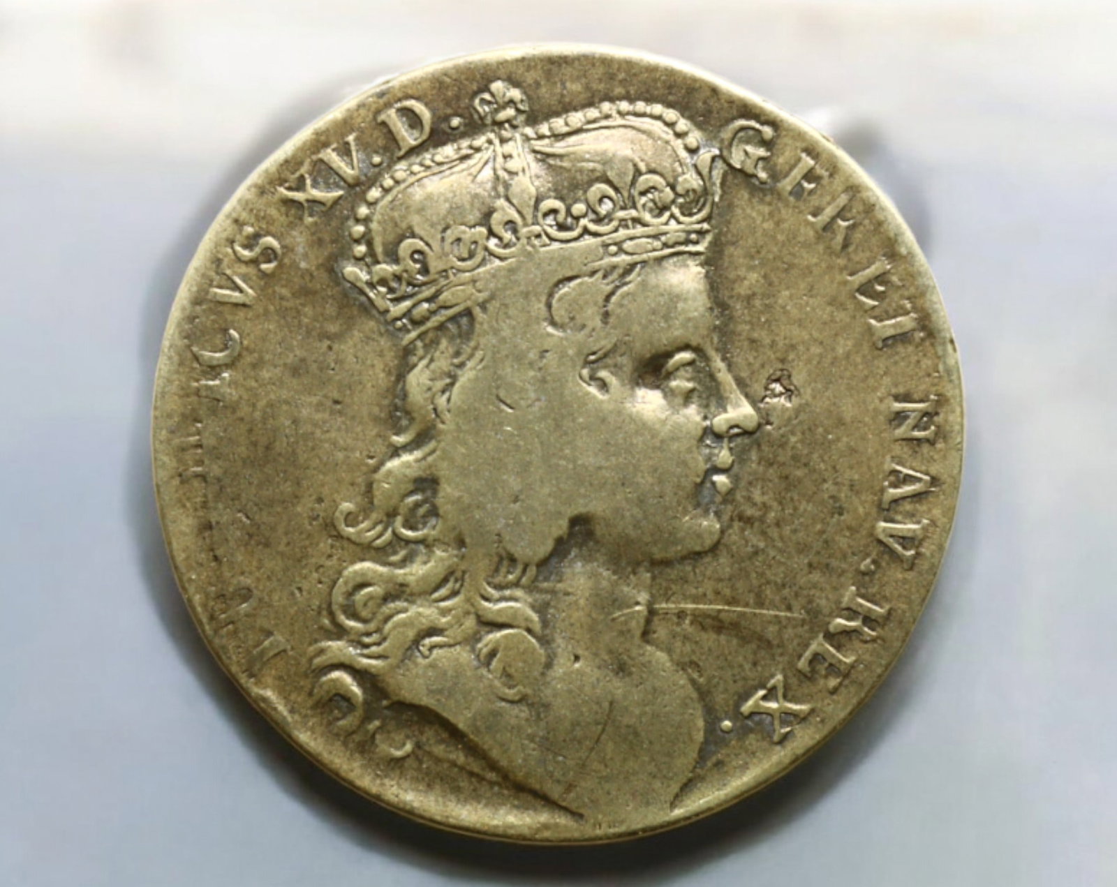 FRANCE: Louis XV Base Metal Coronation Jeton, 1722: A historically significant base metal jeton commemorating the coronation of King Louis XV, struck in 1722 at the time of his ascension. Measuring 24mm in diameter and weighing 5g, this piece features 