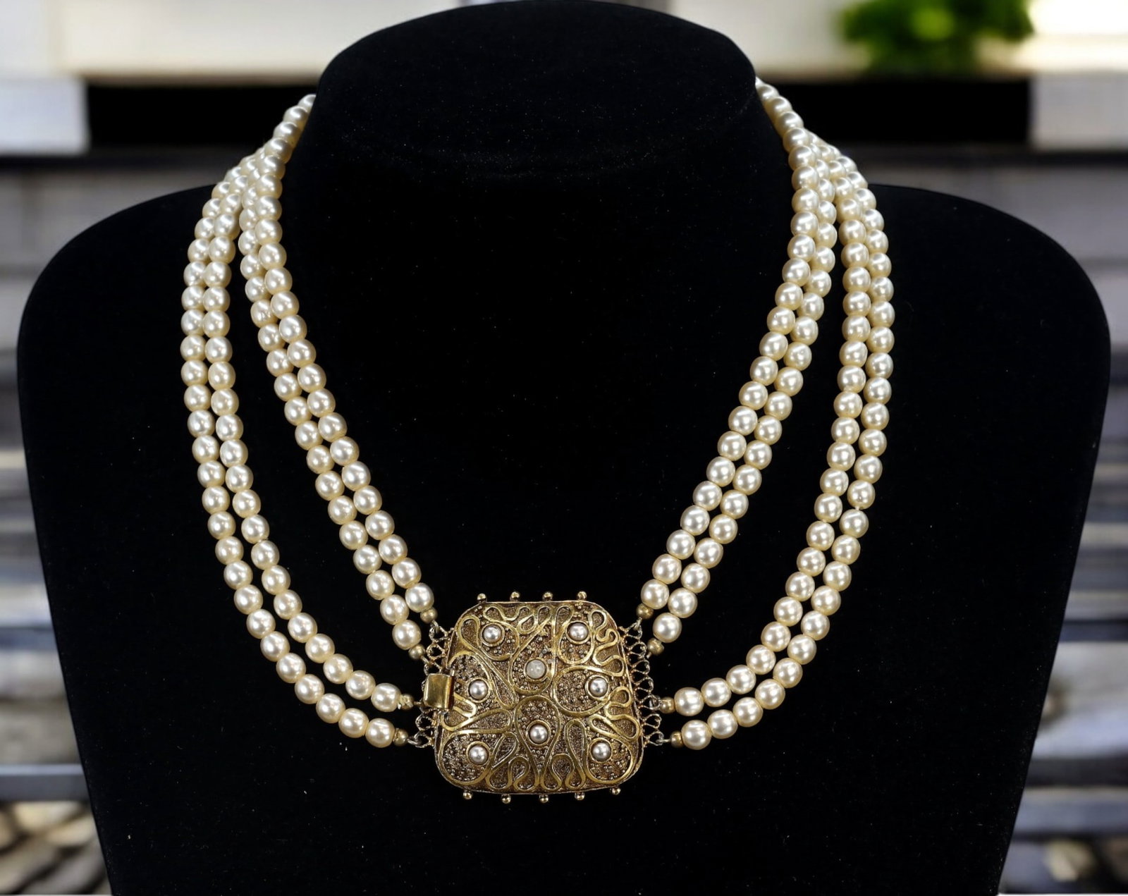 VINTAGE: Multi-Strand Faux Pearl Necklace with Ornate Clasp - 40cm, 74g: A stunning vintage multi-strand necklace featuring lustrous faux pearls and an intricate gold-tone filigree clasp. Measuring approximately 40cm in length and weighing 74g, this elegant piece showcases