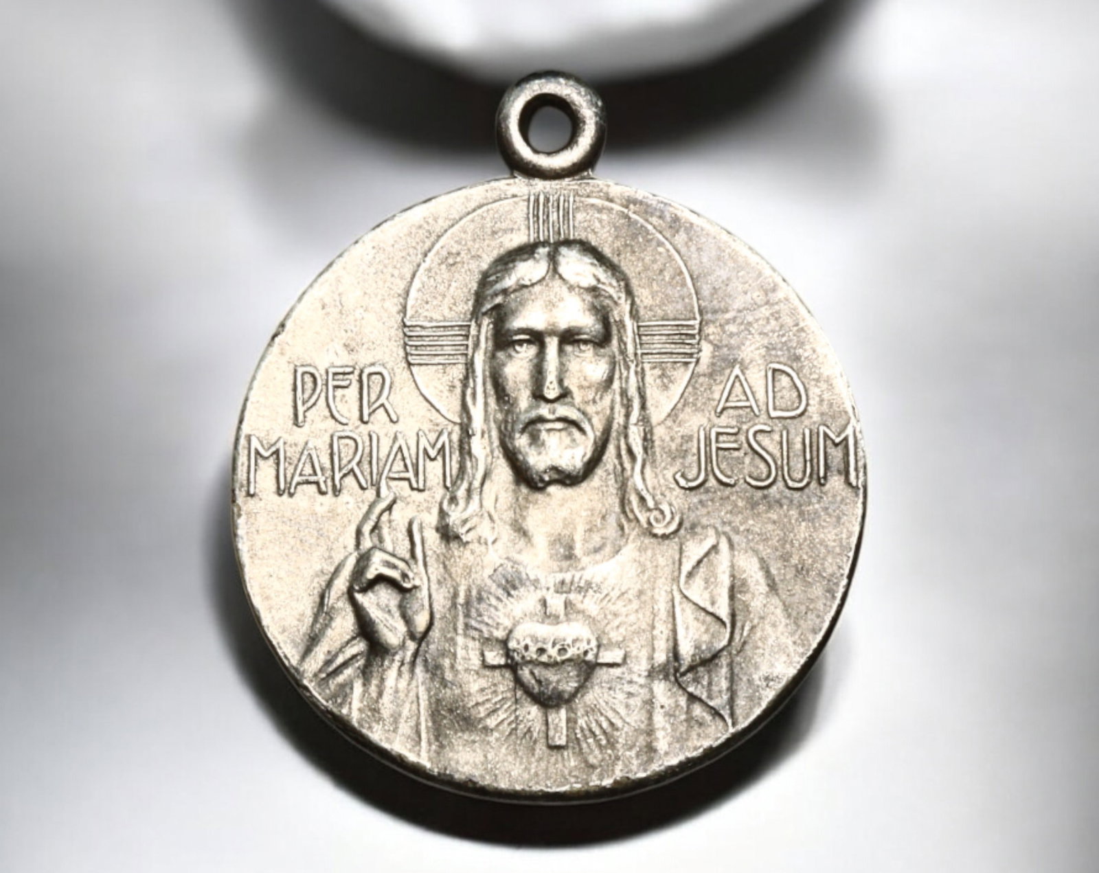 VATICAN CITY: Sacred Heart of Jesus & Virgin Mary Religious Medal - Silvered Bronze, 20th Century: A beautifully crafted silvered bronze religious medal, measuring 25x30mm and weighing 7.9g, featuring devotional imagery associated with the Sacred Heart of Jesus and the Virgin Mary. The obverse pres