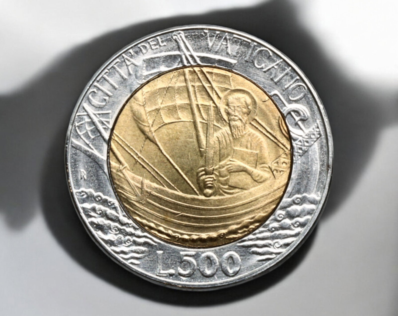 VATICAN CITY: 500 Lire, 1985 - Pope John Paul II: A 500 Lire bimetallic coin from Vatican City, issued in 1985 during the pontificate of Pope John Paul II. Measuring 25mm in diameter and weighing 6.8g, this coin features an outer ring of nickel-brass