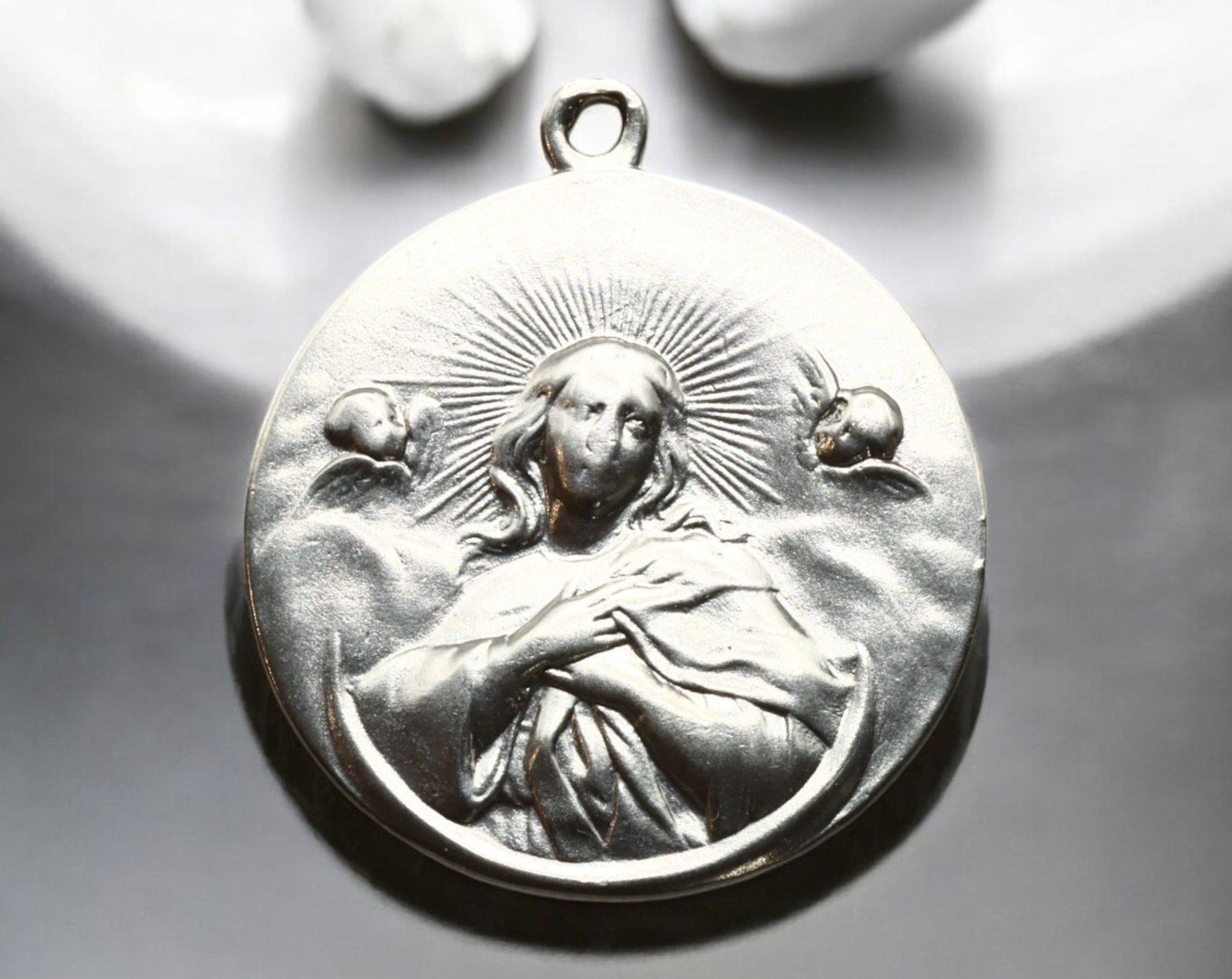 SPAIN: Sacred Heart of Jesus Religious Medal - Silver-Plated, Colegio de la Inmaculada: A beautifully crafted Sacred Heart of Jesus devotional medal, likely silver-plated, measuring 3.5x4cm and weighing 11.8g. The obverse presents a radiant Sacred Heart of Jesus, with a serene facial exp