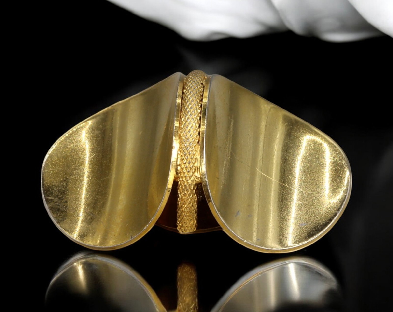 VINTAGE: Gold-Tone Abstract Brooch - Modernist Folded Design, Mid-20th Century: A striking vintage brooch crafted in gold-tone metal, showcasing a bold, sculptural design reminiscent of folded fabric or butterfly wings. Measuring approximately 4x3 cm and weighing 13g, the piece f