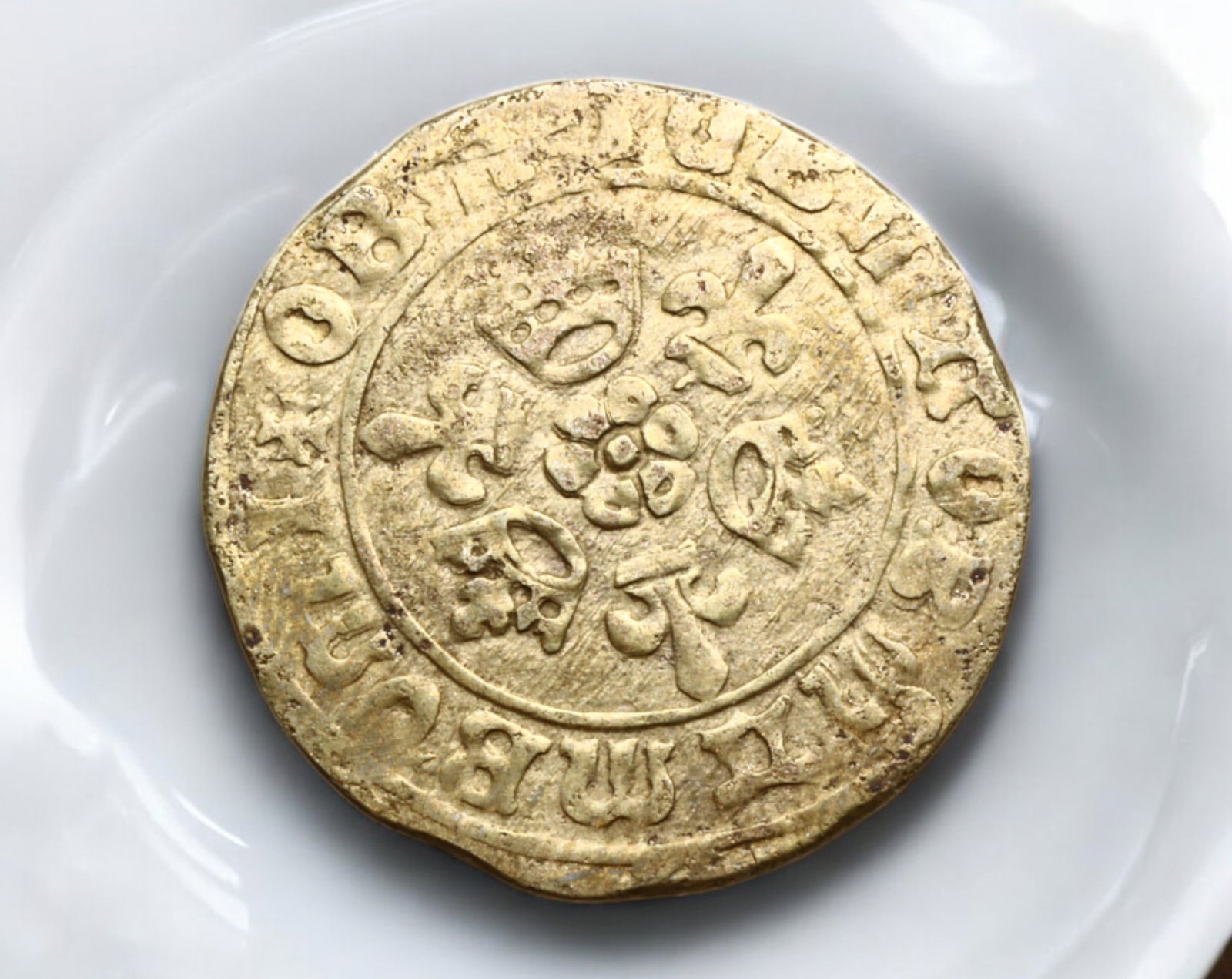 GERMAN STATES: Free Imperial City of Nuremberg - Gilt Brass Jeton, 1586-1635: An exceptional Nuremberg counter, struck in gilt brass, measuring 2.5 cm in diameter and weighing 1.5g. This intricately designed jeton, produced between 1586-1635, served as a merchant's accounting t
