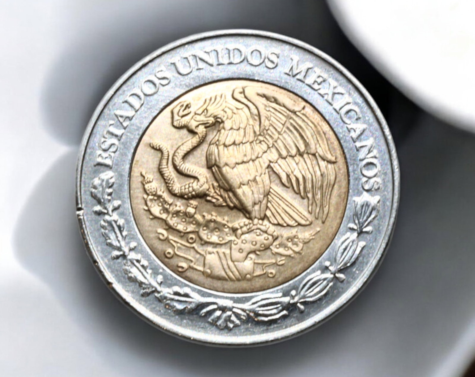 MEXICO: Estados Unidos Mexicanos - 2 Pesos Coin, 2004 (Bi-Metallic): A modern 2 Pesos coin from Mexico, minted in 2004. Struck in a bi-metallic composition, the coin features an aluminum-bronze center and a stainless-steel outer ring, weighing 5.2g and measuring 2.3cm 