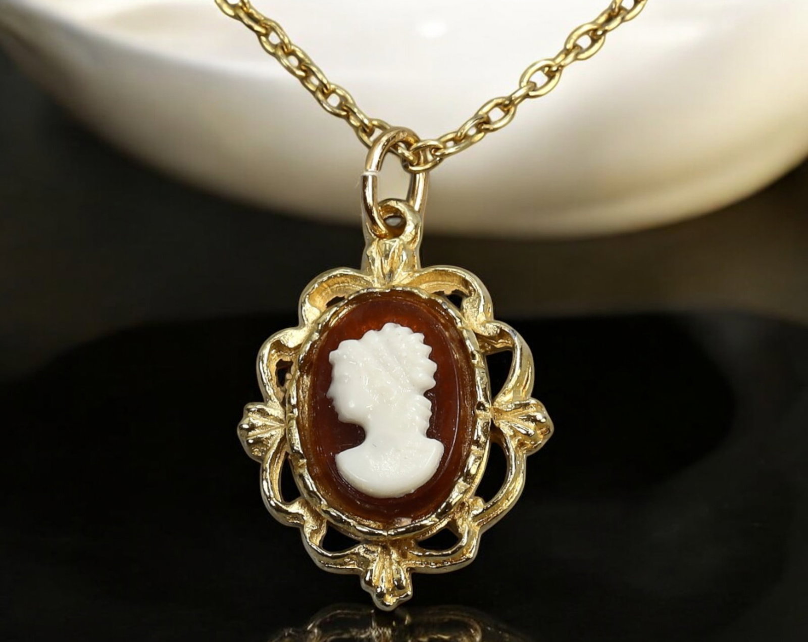 VINTAGE: Gold-Tone Cameo Pendant Necklace - 42cm, 6g: A timeless vintage cameo pendant necklace featuring a delicate gold-tone chain measuring 42cm in length and weighing 6g. The pendant showcases a finely detailed profile of a classical female figure in