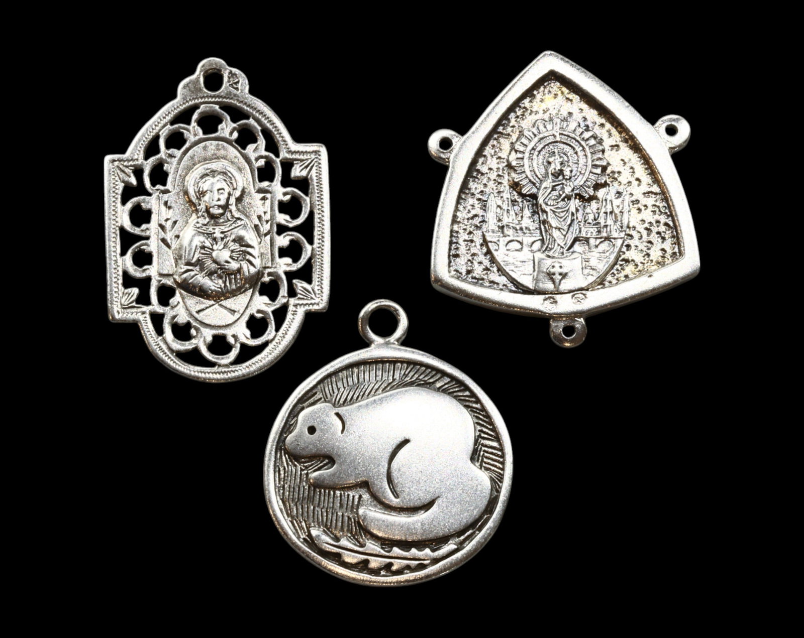 SPAIN/CANADA: Religious & Nature-Themed Medals Silver, Sacred Heart, Our Lady & Beaver, 20th Century: A unique set of three silver devotional and symbolic medals, each measuring approximately 2.5-2.9 cm in diameter with a combined weight of 11.6g. This collection includes a finely crafted openwork med