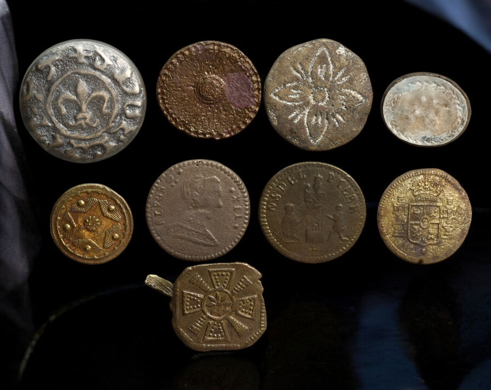 EUROPE: Assorted Antique Buttons & Tokens ? 16g, 9pcs, 1.3-2cm, 18th-19th Century (1 of 2)
