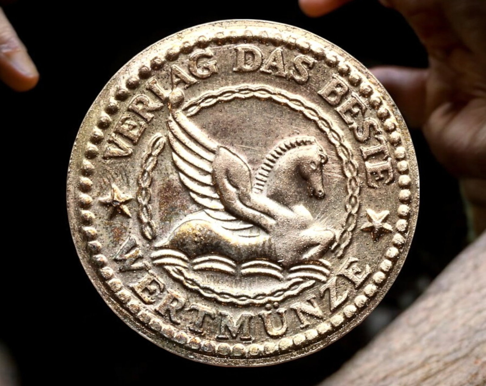 GERMANY: "Verlag Das Beste" Wertmunze - Pegasus Token, 20th Century: A collectible Wertmunze (value token) issued by Verlag Das Beste, the German edition of Reader's Digest. Struck in a lightweight alloy, measuring 3.1 cm in diameter and weighing 2.5 g, this promotiona