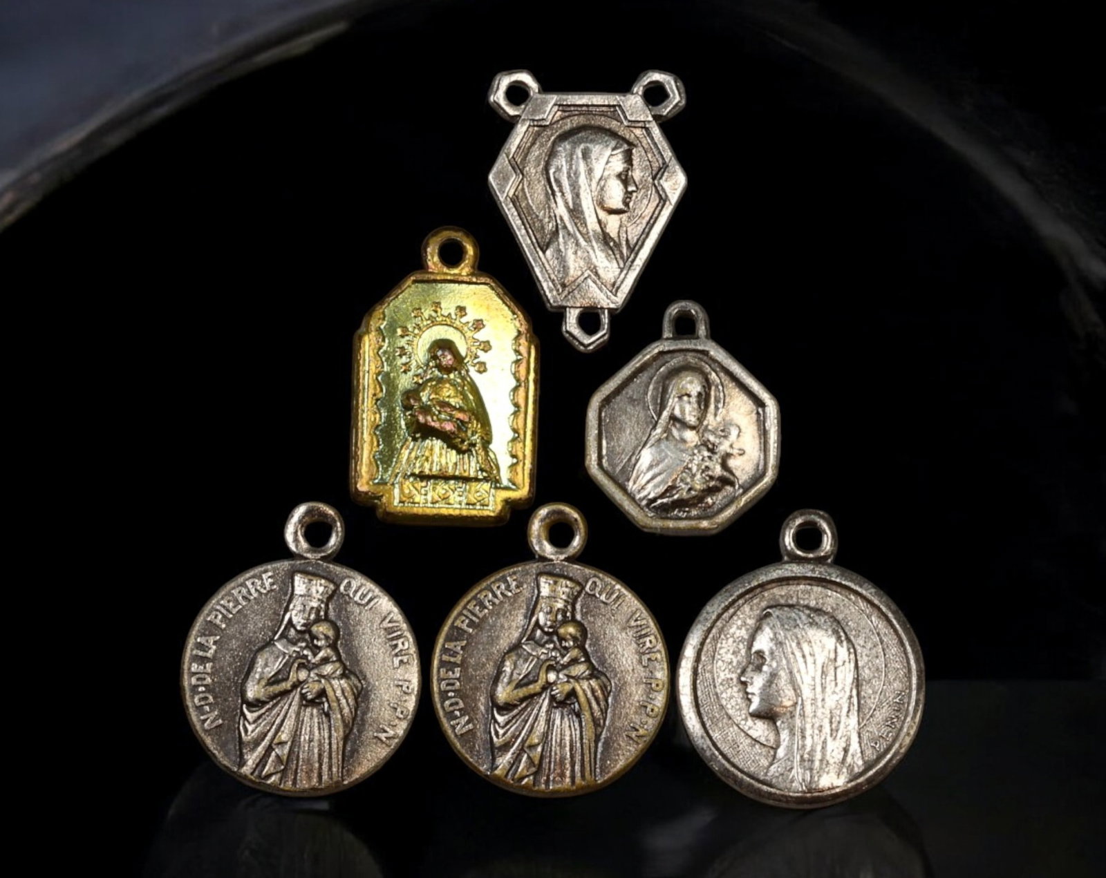 FRANCE: Catholic Devotional Medal Set - Silver & Brass, 19th-20th Century (6 pcs): A finely crafted set of six religious medals, measuring between 1 cm and 1.5 cm, with a combined weight of 5.6g. This collection includes sacred depictions of the Virgin Mary, the Sacred Heart of Jesu