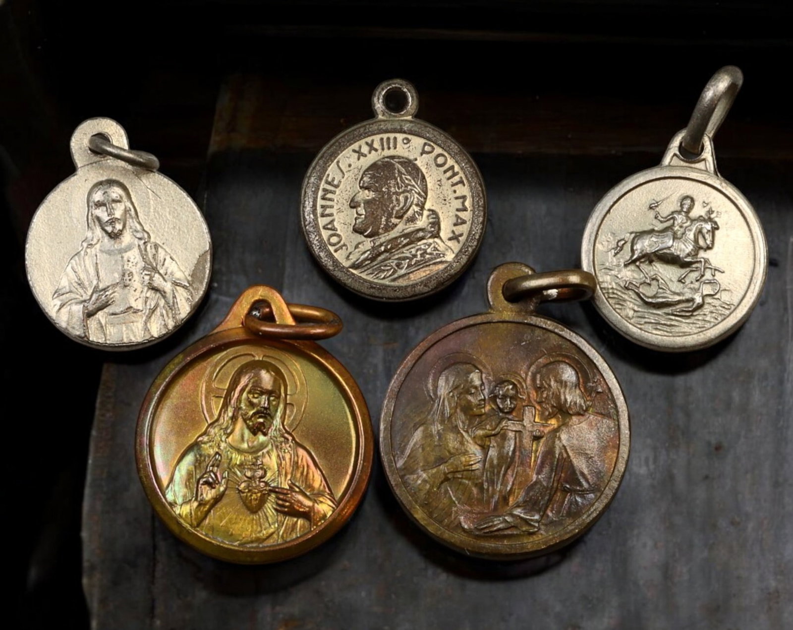 VATICAN/ITALY: Papal & Sacred Heart Religious Medals - Silvered & Gilt Alloy, 5 pcs, 1.4-1.7cm, 6.3g: A remarkable collection of five antique devotional medals, finely crafted in silvered and gilt alloys, each ranging from 1.4 to 1.7 cm with a total weight of 6.3g. This set includes a Sacred Heart of 