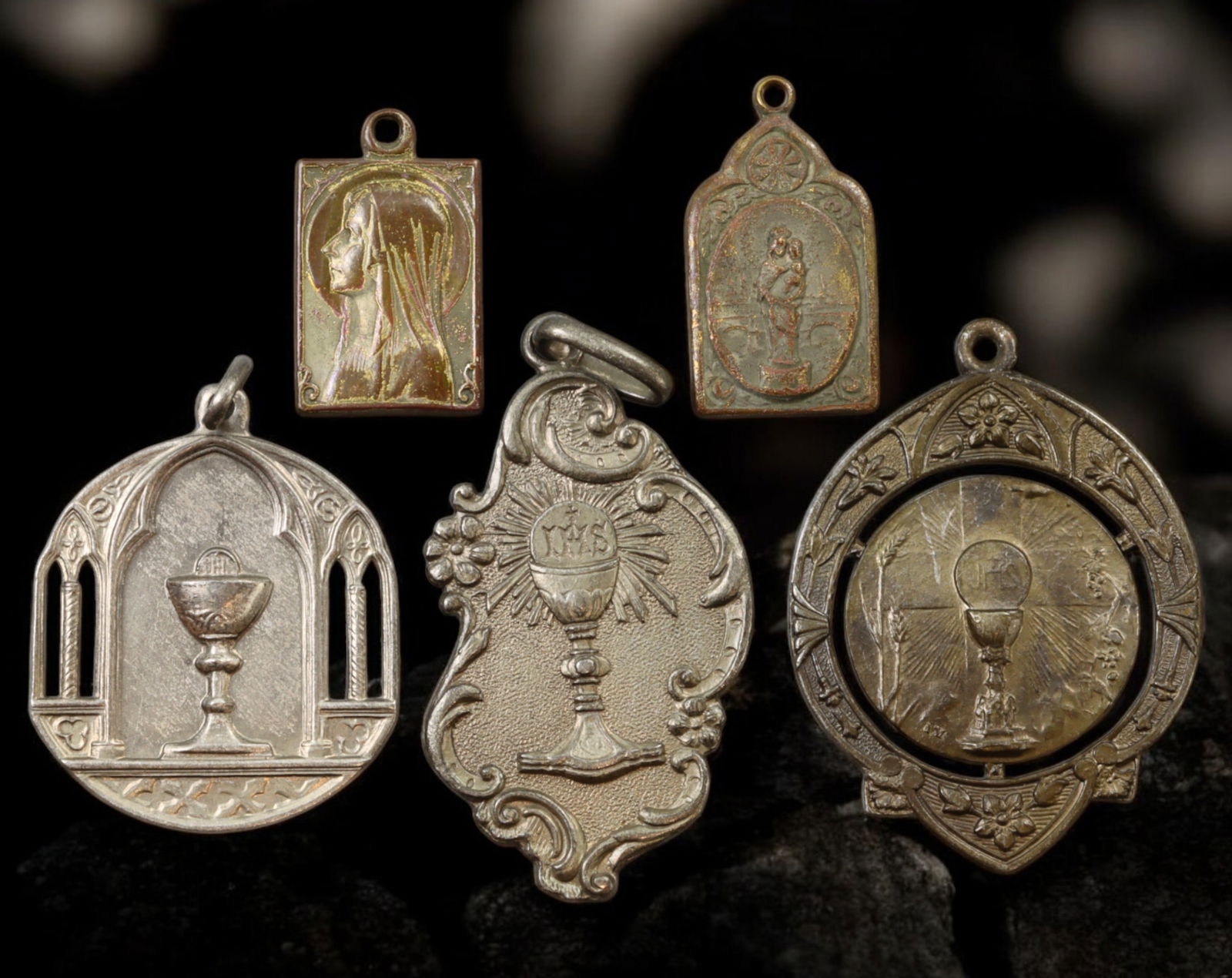 FRANCE/SPAIN: Eucharistic & Marian Medals - Bronze & Alloy, Sacred Chalice & Lourdes, 19th-20th: Evocative group of five religious medals, ranging from 1.9 to 3.6cm and totaling 17.6g, each piece reflecting themes of Eucharistic devotion and Marian veneration. Highlights include a detailed openwo