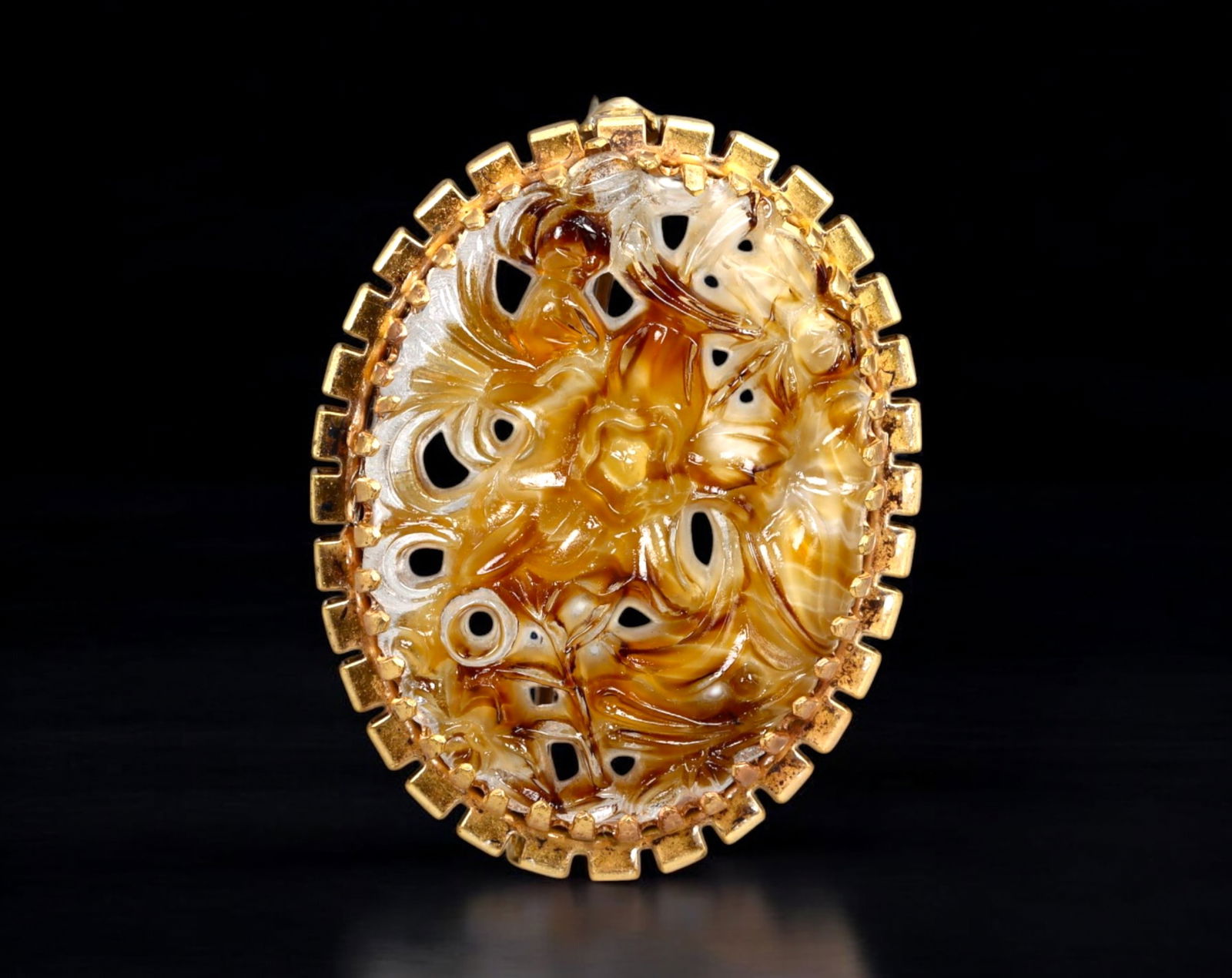 MID-CENTURY MODERNIST: Brooch Carved Agate in Textured Gold-Tone Setting, 4.5 x 3.5 cm (1 of 2)