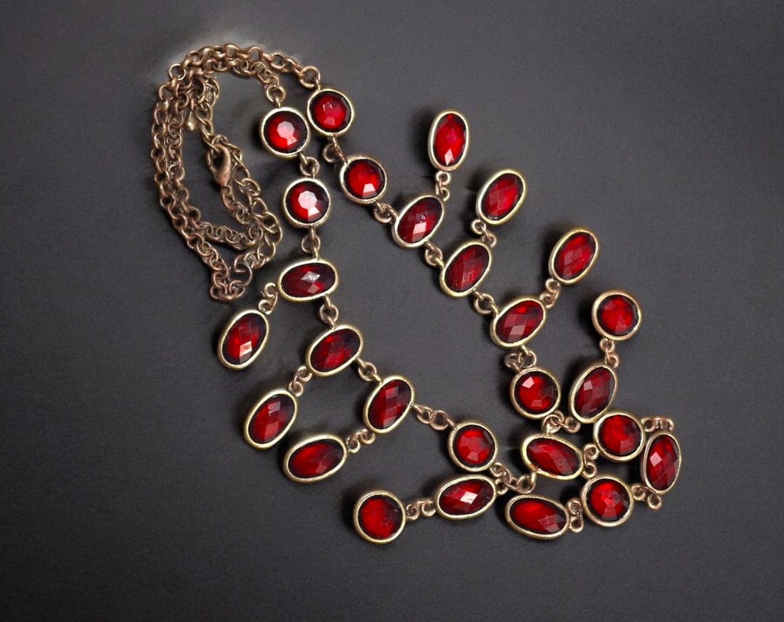 VINTAGE: Victorian-Style Festoon Necklace - Red Glass & Brass, 32cm, 40.2g: A striking Victorian-style festoon necklace, featuring deep red glass cabochons elegantly set in warm brass. The cascading design showcases a delicate arrangement of bezel-set oval and round-cut stone