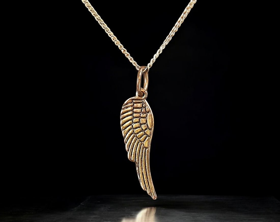 GOLD-TONE ANGEL WING PENDANT NECKLACE - 46cm Chain, 3g: A delicate and symbolic gold-tone angel wing pendant necklace, featuring a finely detailed feathered wing charm suspended from a 46cm lightweight chain. The pendant's intricate sculpting captures the 