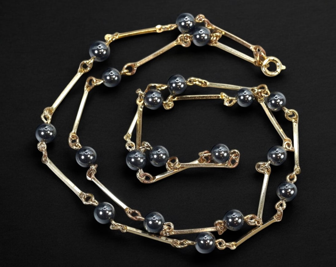 VINTAGE: Gold-Tone Hematite Bead & Bar Link Necklace - 66cm, 17g: A sophisticated vintage necklace featuring a delicate gold-tone bar link design interspersed with polished hematite beads. Measuring 66cm in length and weighing 17g, this elegant piece showcases a ref
