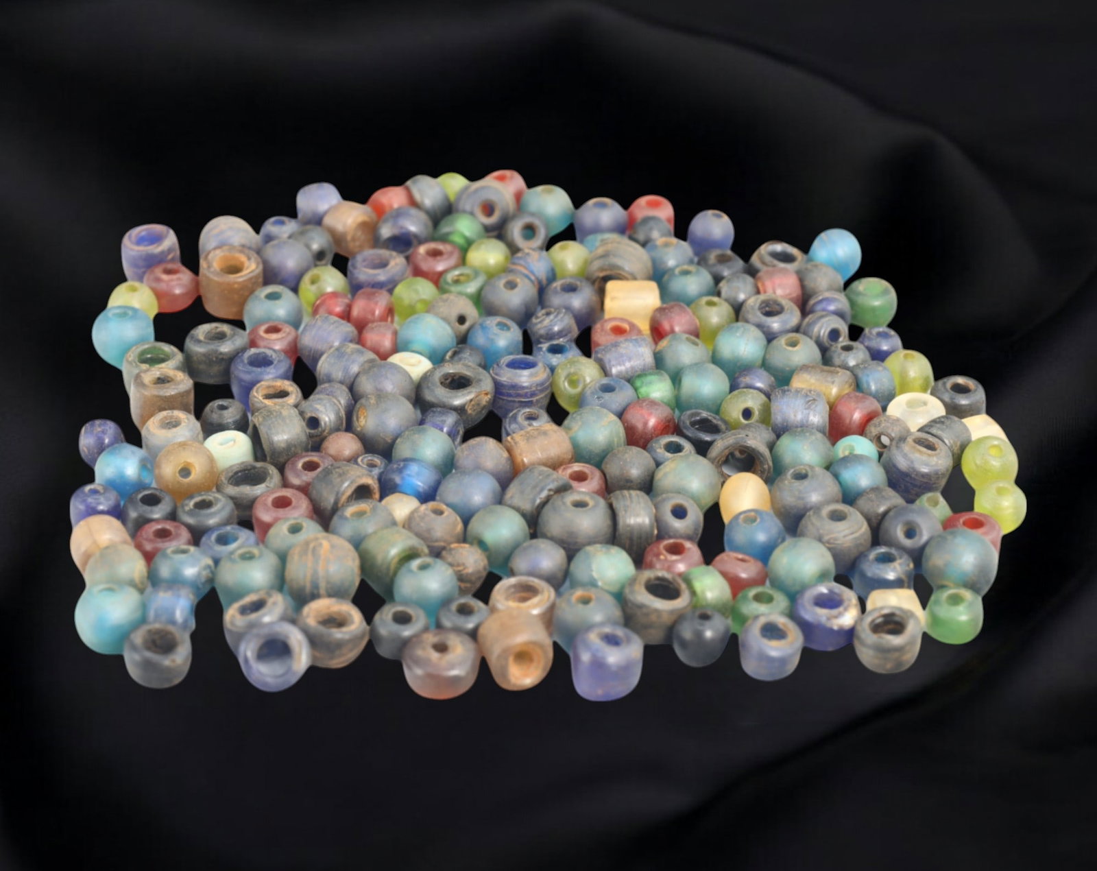 Collection of Vintage Art Glass Beads - Antique & Handmade, 139g: A captivating assortment of vintage and antique art glass beads, showcasing masterful craftsmanship and unique design elements. These handcrafted beads exhibit intricate detailing, applied textures, a
