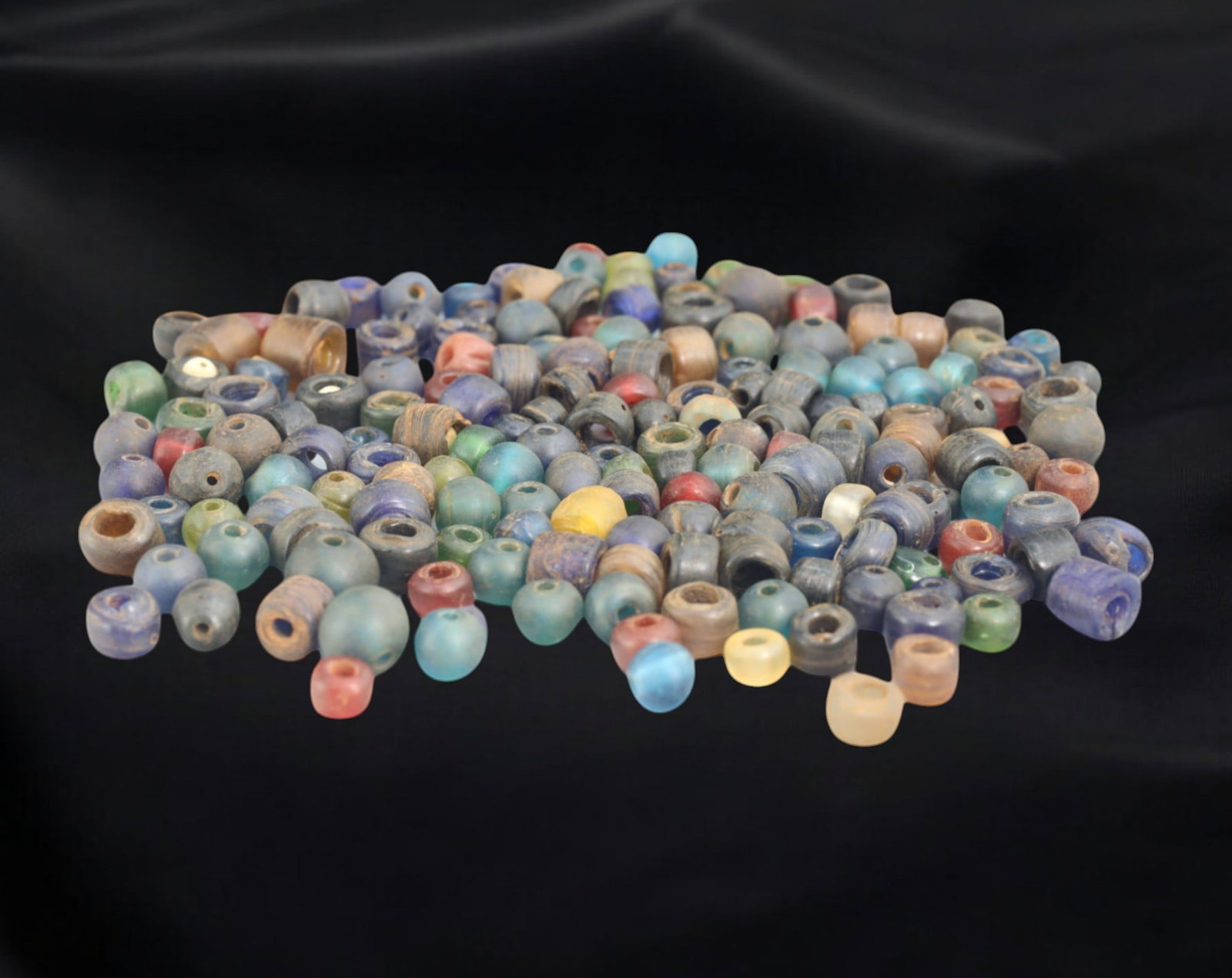 Collection of Vintage Art Glass Beads - Antique & Handmade, 148g: A captivating assortment of vintage and antique art glass beads, showcasing masterful craftsmanship and unique design elements. These handcrafted beads exhibit intricate detailing, applied textures, a