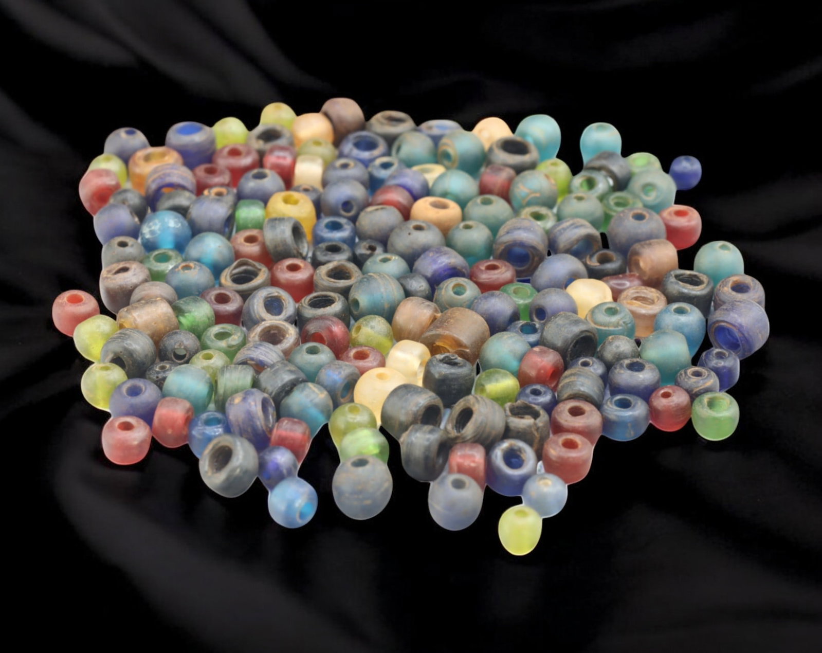 Collection of Vintage Art Glass Beads - Antique & Handmade, 143g: A captivating assortment of vintage and antique art glass beads, showcasing masterful craftsmanship and unique design elements. These handcrafted beads exhibit intricate detailing, applied textures, a