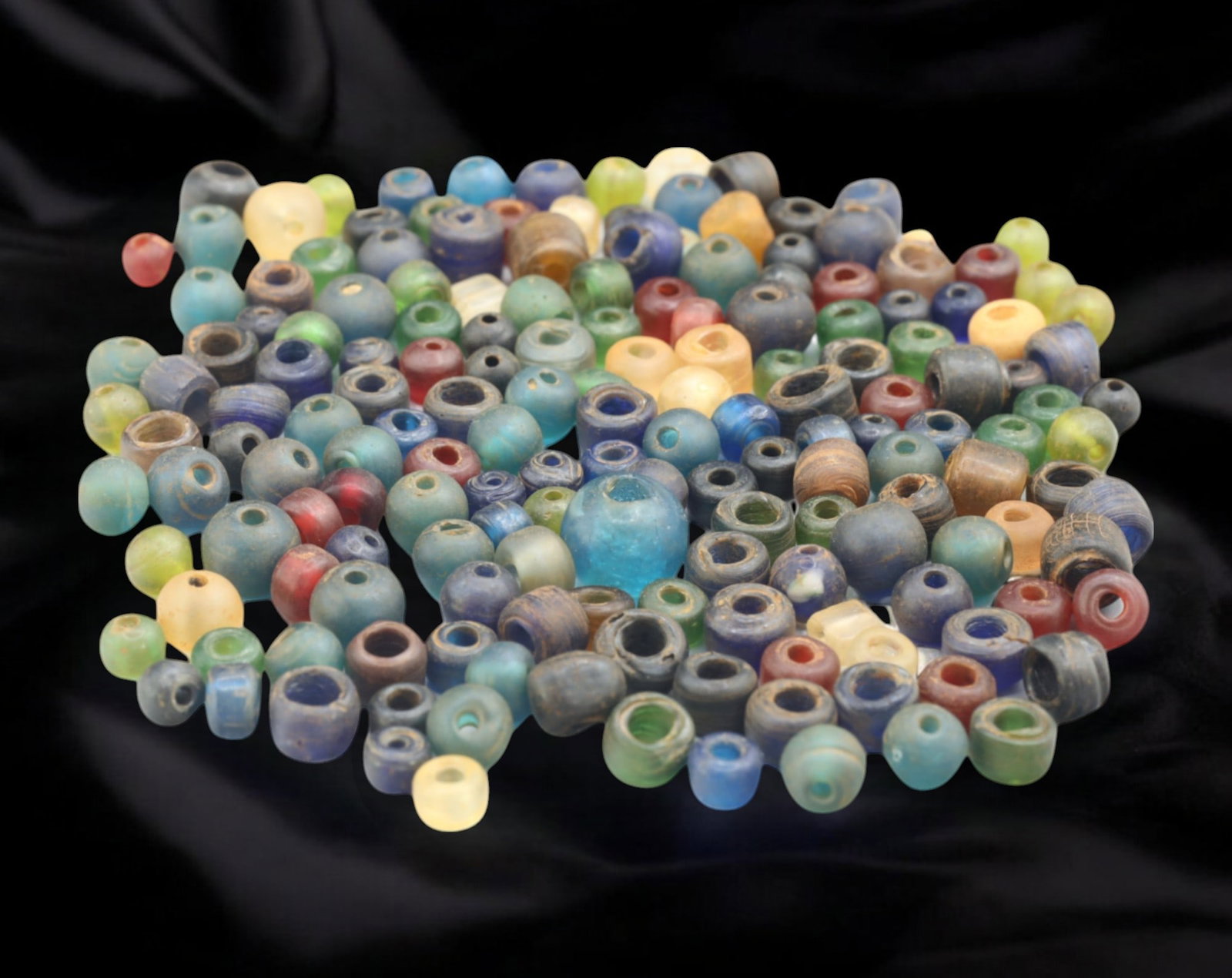 Collection of Vintage Art Glass Beads - Antique & Handmade, 145g: A captivating assortment of vintage and antique art glass beads, showcasing masterful craftsmanship and unique design elements. These handcrafted beads exhibit intricate detailing, applied textures, a