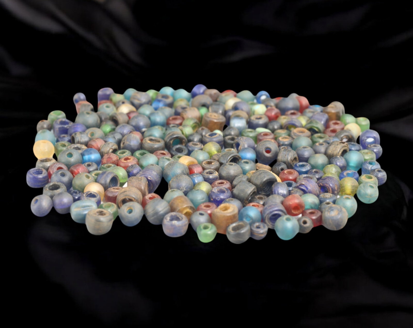 Collection of Vintage Art Glass Beads - Antique & Handmade, 148g: A captivating assortment of vintage and antique art glass beads, showcasing masterful craftsmanship and unique design elements. These handcrafted beads exhibit intricate detailing, applied textures, a