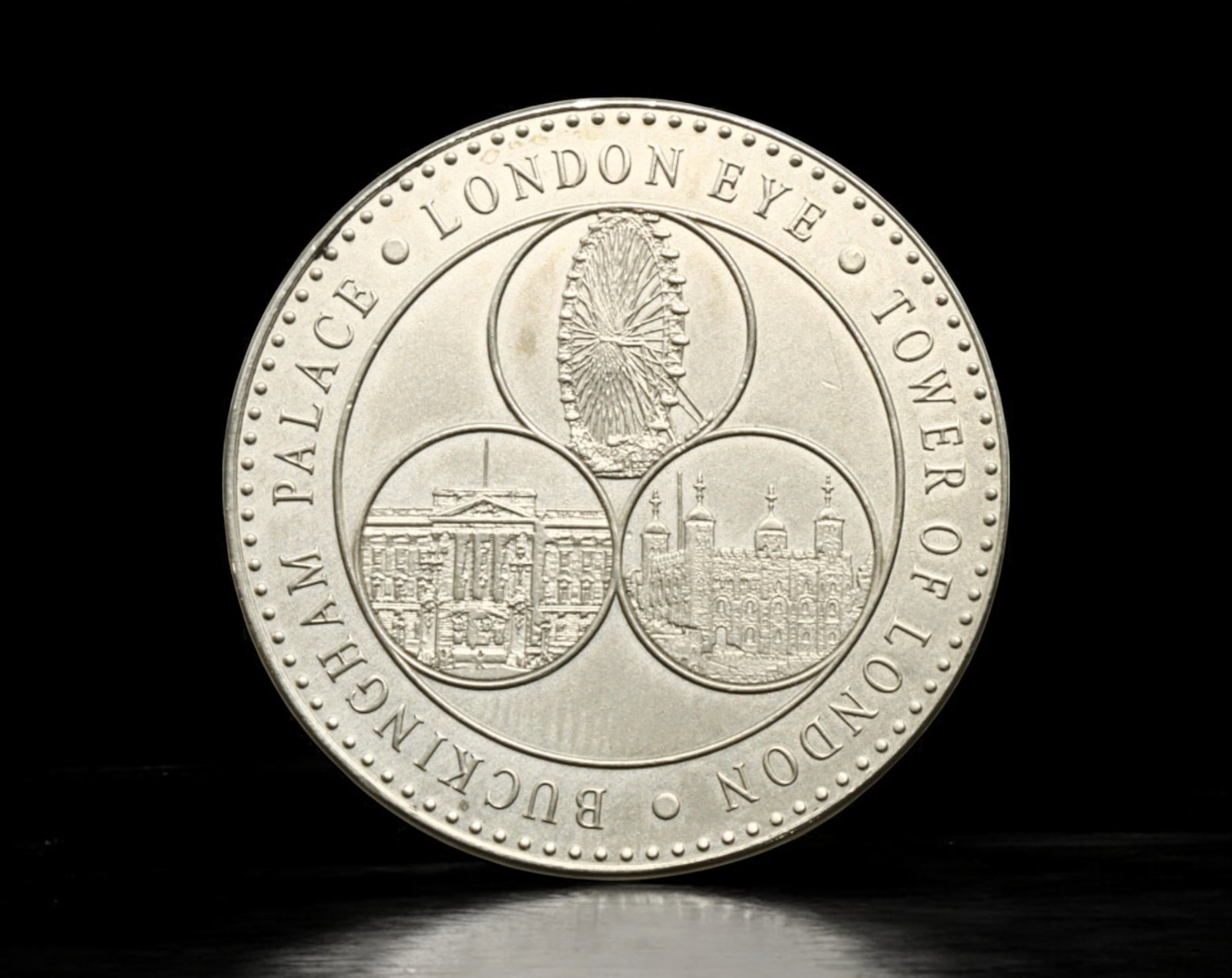 UNITED KINGDOM: Madame Tussauds London Souvenir Medal, 2014: A 2014 Madame Tussauds London souvenir medal, struck in a silvered alloy, measuring 30mm in diameter and weighing 13g, celebrating iconic landmarks of London, England. The obverse features a tri-secti