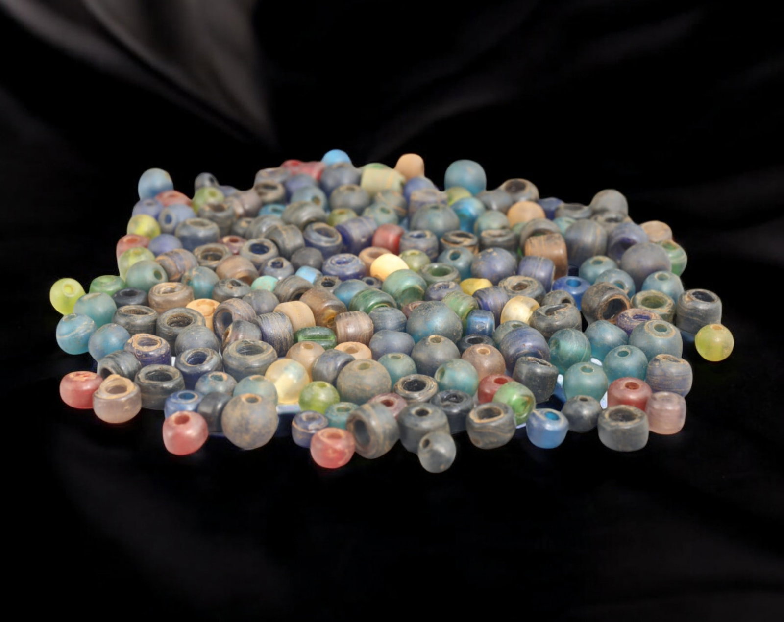Collection of Vintage Art Glass Beads - Antique & Handmade, 162g: A captivating assortment of vintage and antique art glass beads, showcasing masterful craftsmanship and unique design elements. These handcrafted beads exhibit intricate detailing, applied textures, a