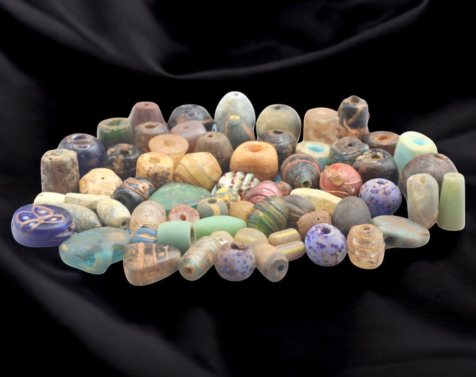 Collection of Vintage Art Glass Beads - Antique & Handmade, 5-25mm, 198g: A captivating assortment of vintage and antique art glass beads, showcasing masterful craftsmanship and unique design elements. These handcrafted beads exhibit intricate detailing, applied textures, a