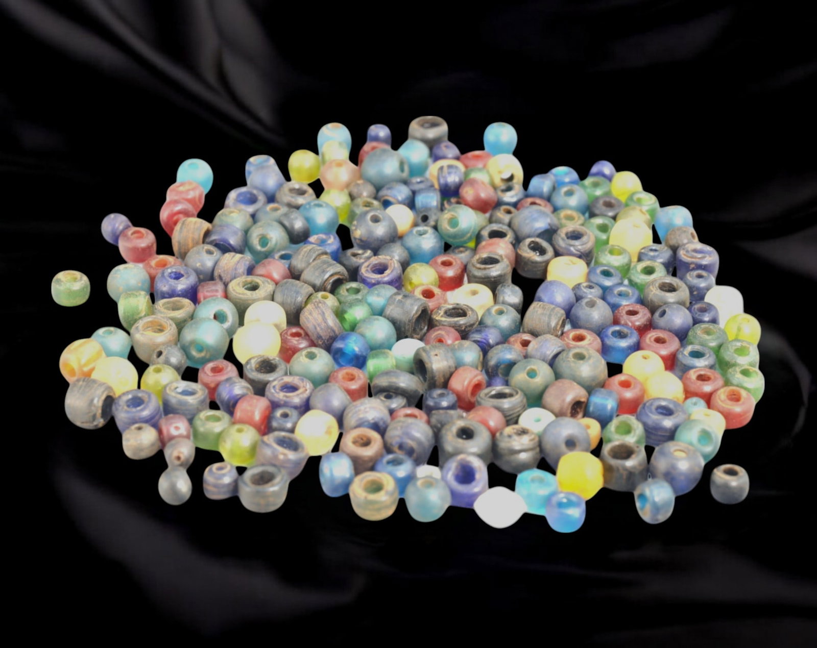 Collection of Vintage Art Glass Beads - Antique & Handmade, 152g: A captivating assortment of vintage and antique art glass beads, showcasing masterful craftsmanship and unique design elements. These handcrafted beads exhibit intricate detailing, applied textures, a