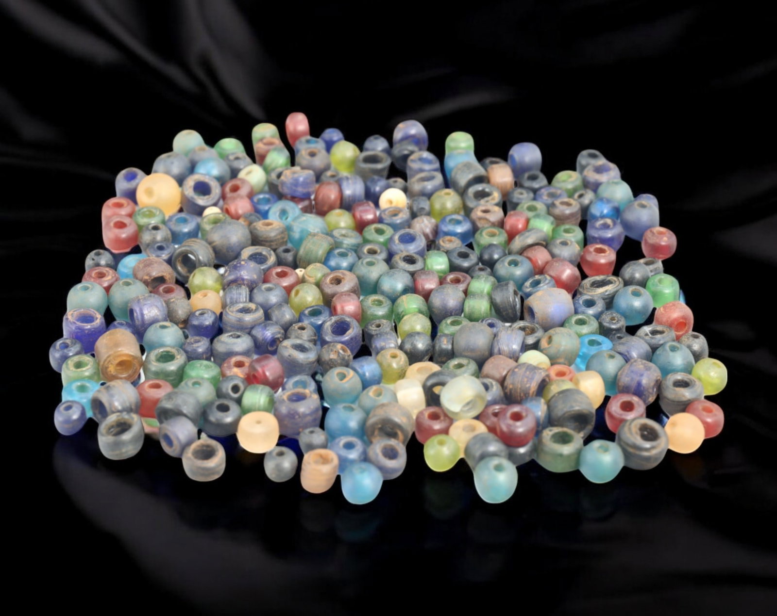 Collection of Vintage Art Glass Beads - Antique & Handmade, 155g: A captivating assortment of vintage and antique art glass beads, showcasing masterful craftsmanship and unique design elements. These handcrafted beads exhibit intricate detailing, applied textures, a